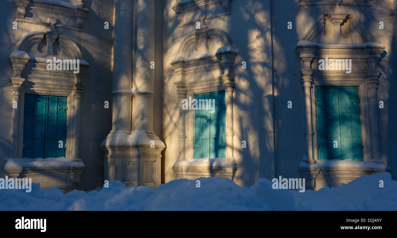 Weiches Licht auf den Winter Sonnenuntergang auf Mauern der Kirche Stockfoto