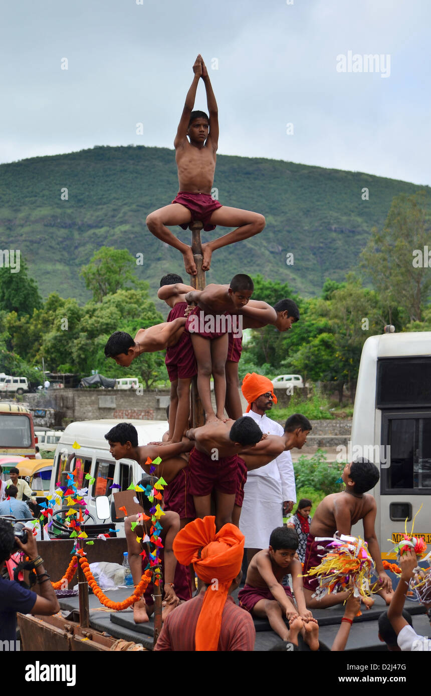 Kinder spielen Mallakhamb oder Pole Gymnastik in einer Messe. Stockfoto