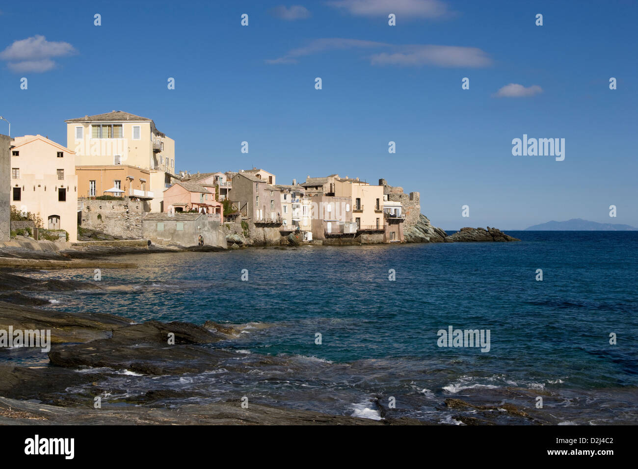 Korsika: Erbalunga - Ansicht der Citadelle & Reste der genuesischen Wachturm Stockfoto