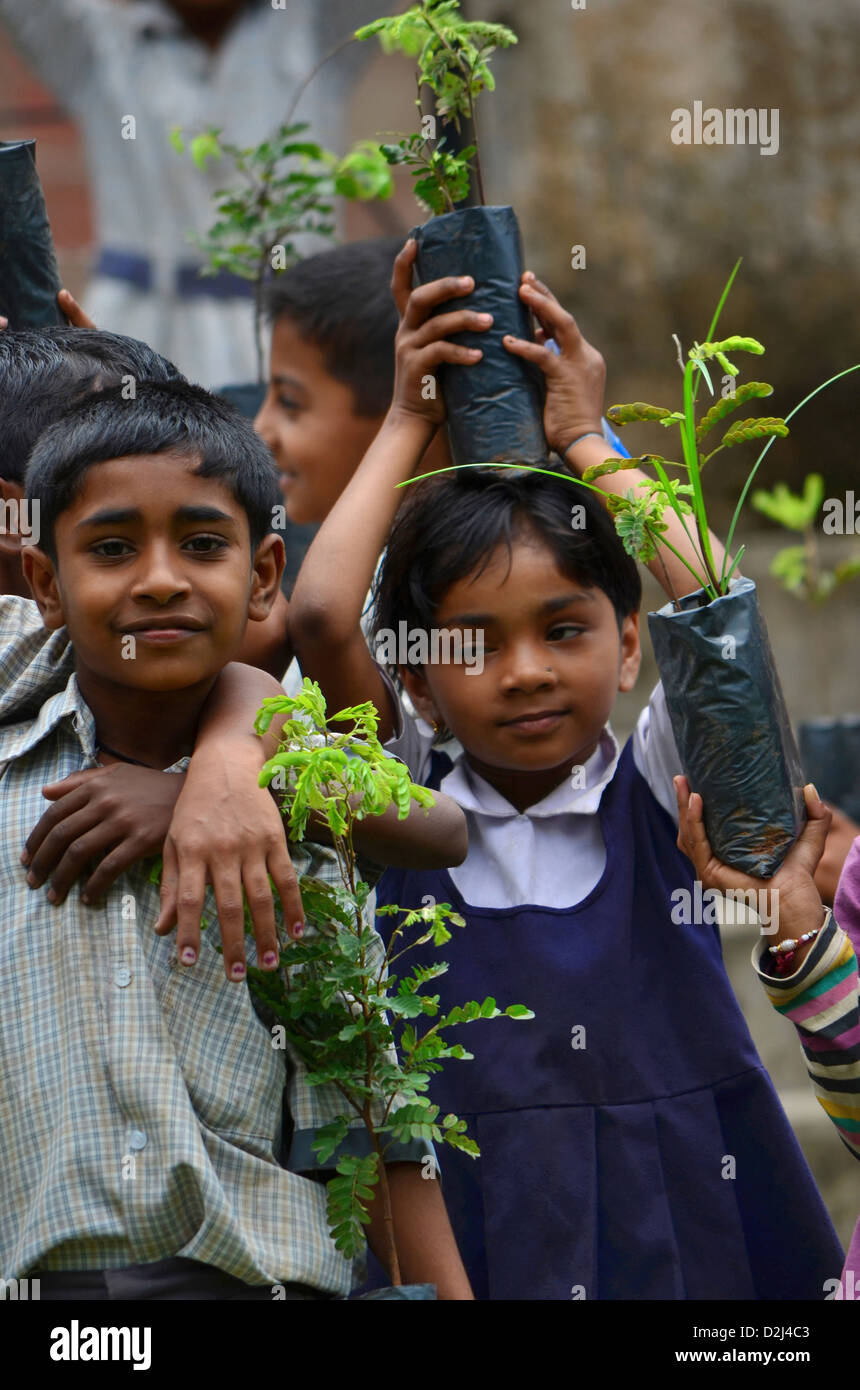 Kinder, die Anpflanzung von Bäumen, Indien Stockfoto