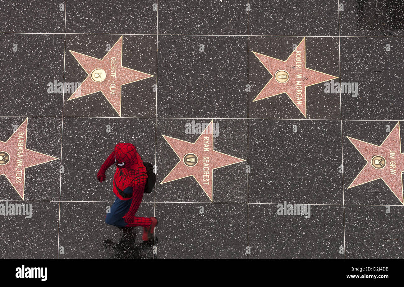 Los Angeles, Kalifornien, USA. 25. Januar 2013.  Eine Darsteller verkleidet als Spiderman auf dem Hollywood Walk of Fame in Hollywood während ein Sturm in Los Angeles, Freitag, 25. Januar 2013 geht. Bildnachweis: ZUMA Press, Inc. / Alamy Live News Stockfoto