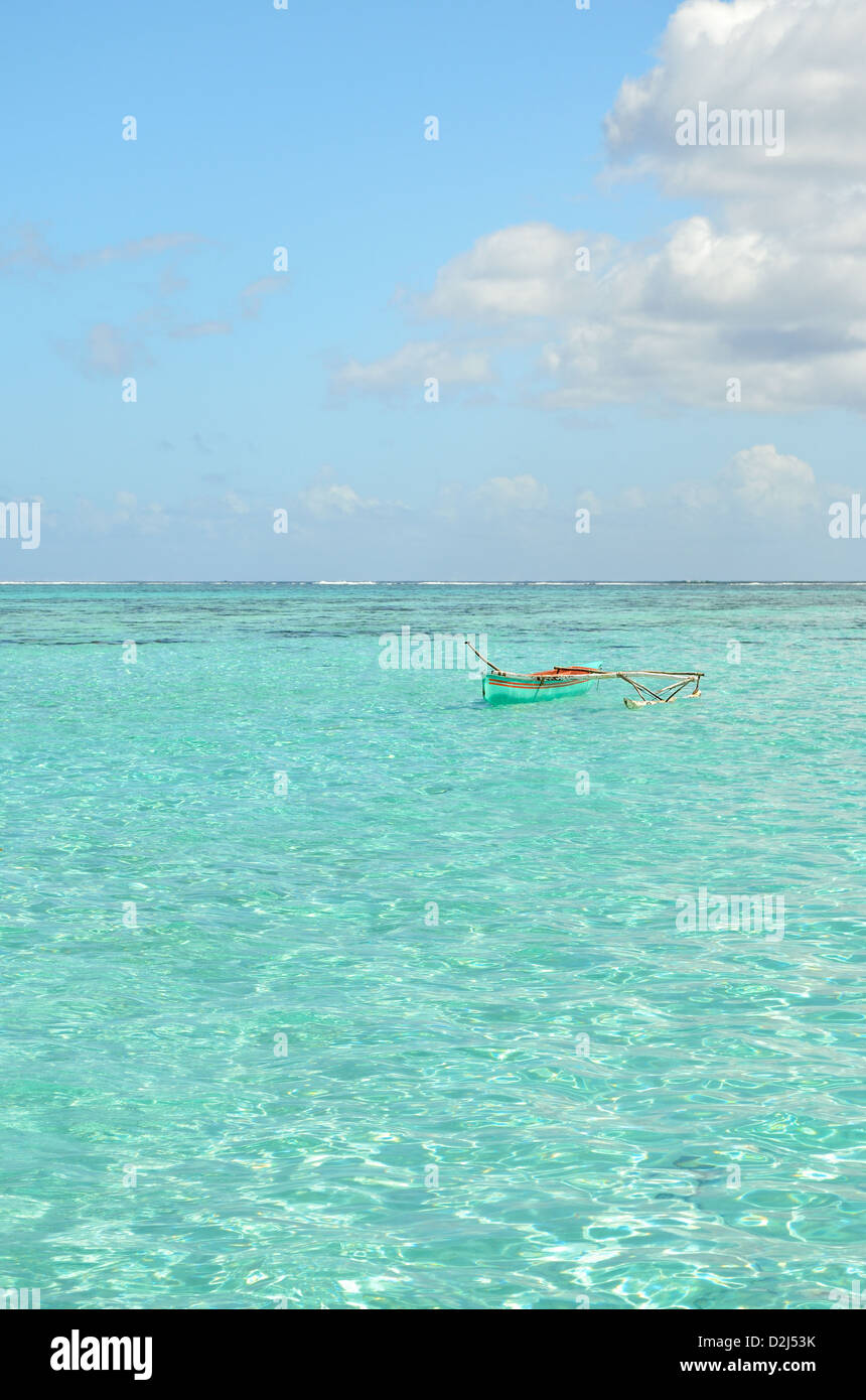 Ausleger-Kanu im klaren Wasser der blauen Lagune von Bora Bora Insel in den Schären von Tahiti Französisch-Polynesien. Stockfoto