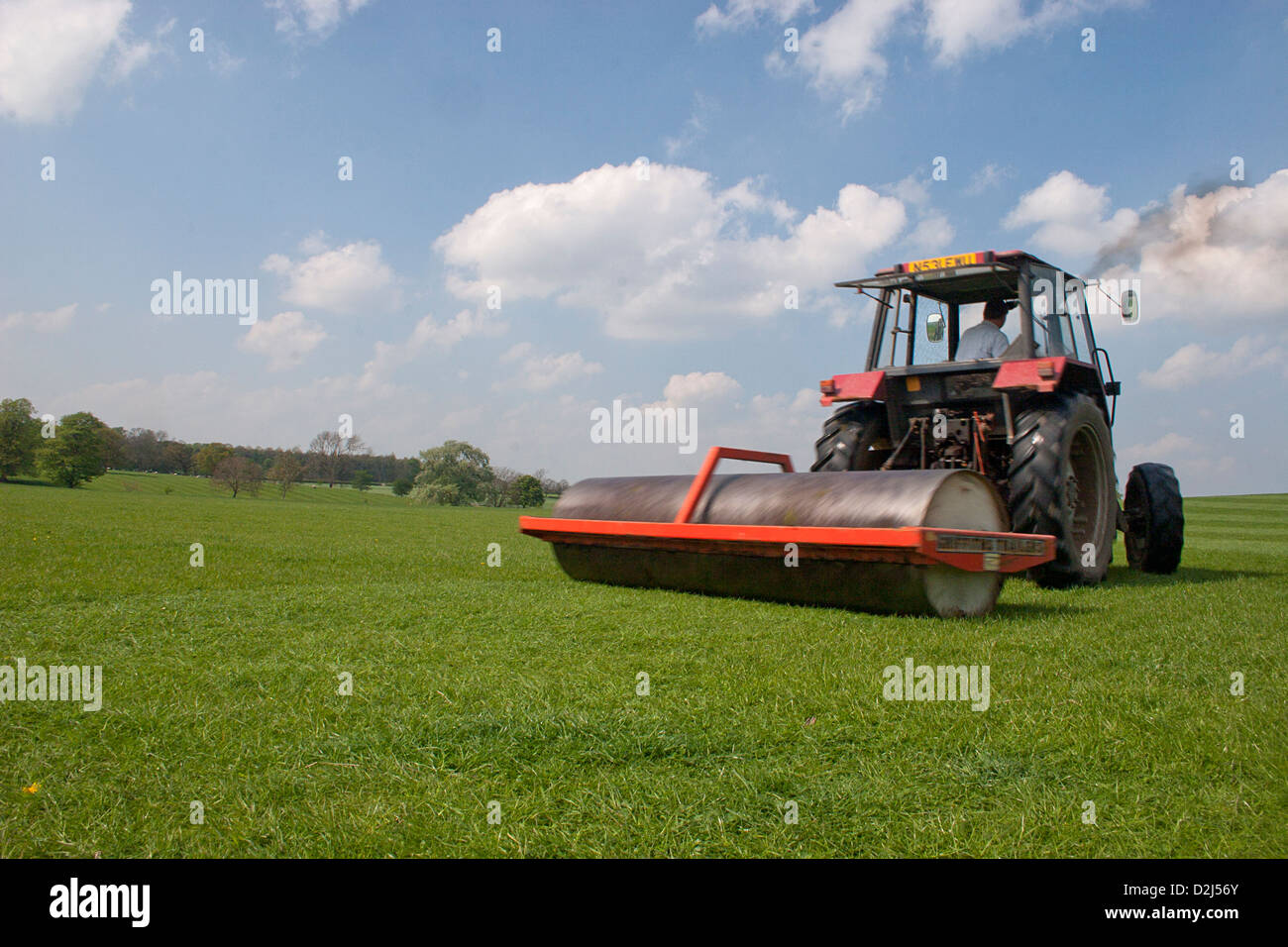 rollende Feld Traktor Stockfoto