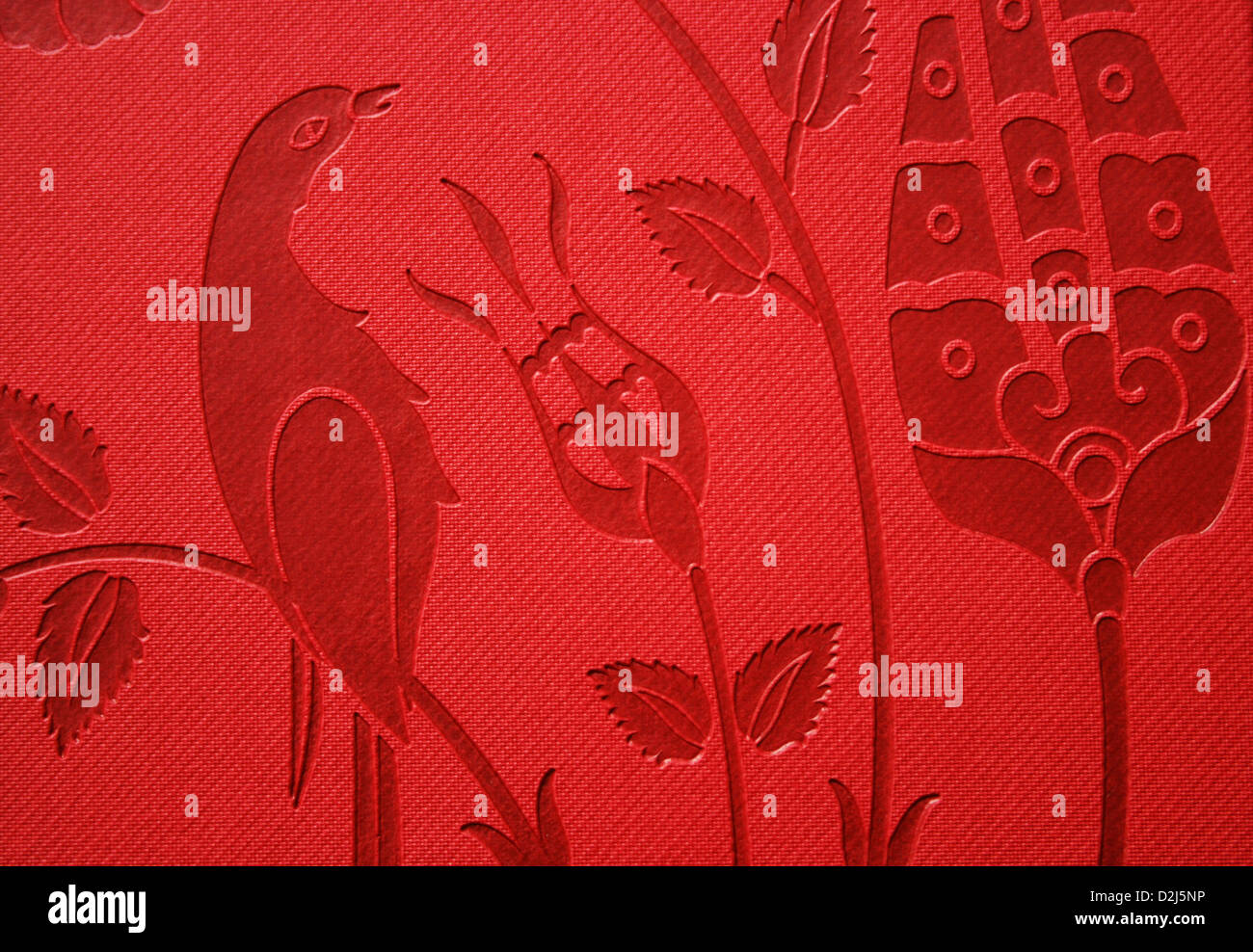 Blume und Vogel Figuren auf rotem Grund Stockfoto