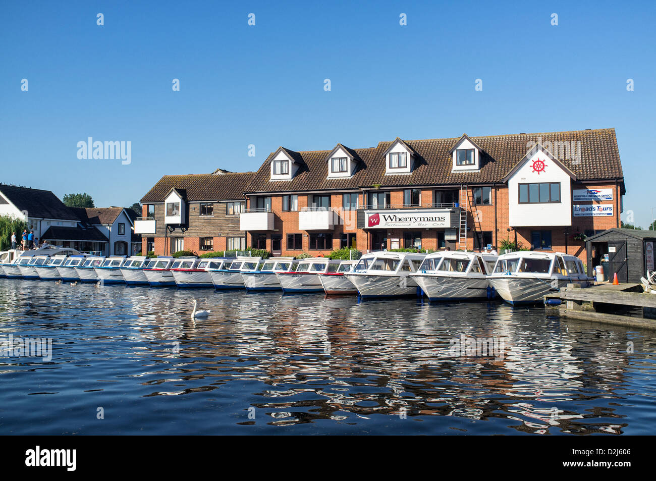 Boote zum mieten in Wroxham Norfolk Broads UK festgemacht Stockfoto