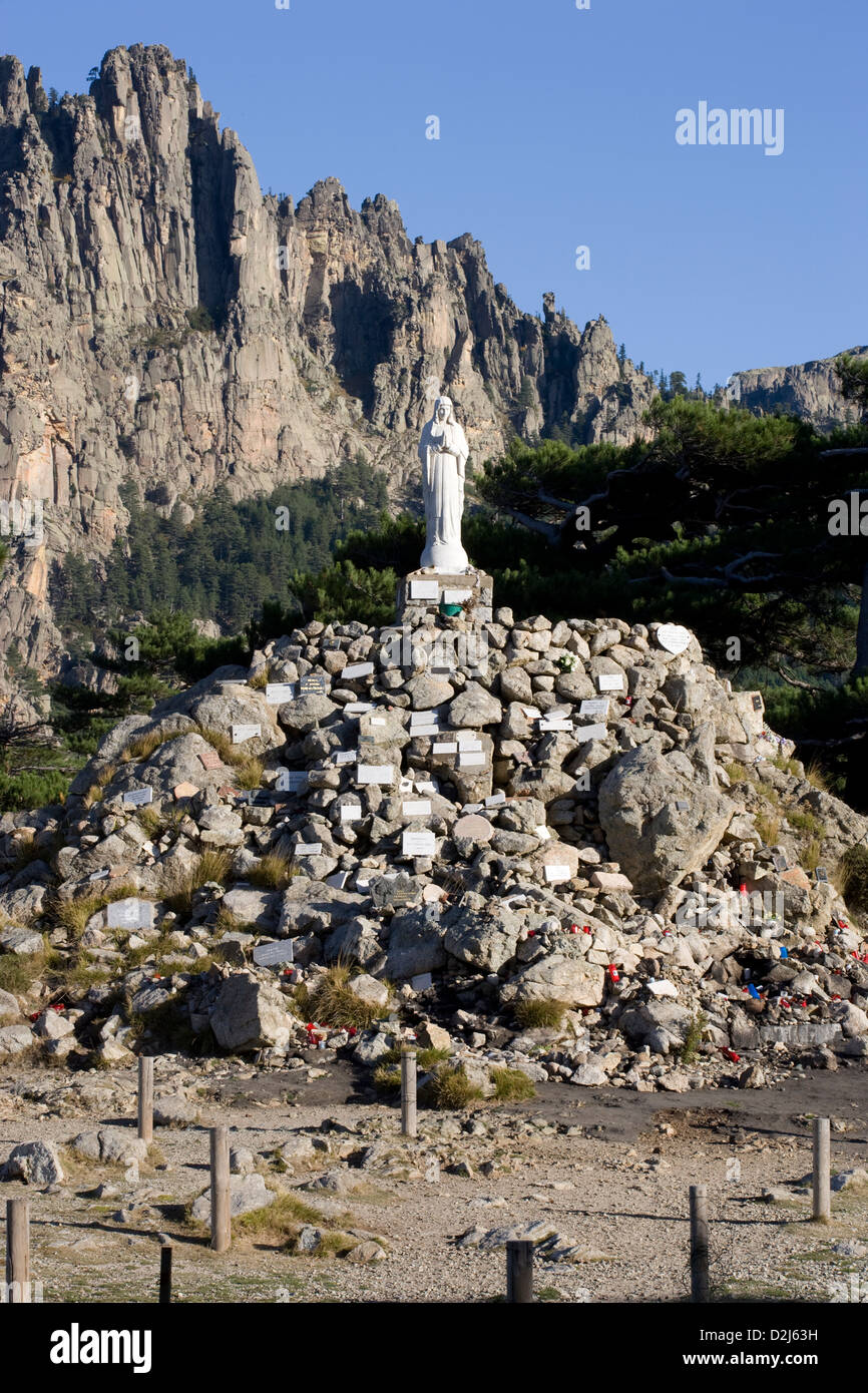 Korsika: Aiguilles de Bavella - weiß Madonna am Gipfel Stockfoto