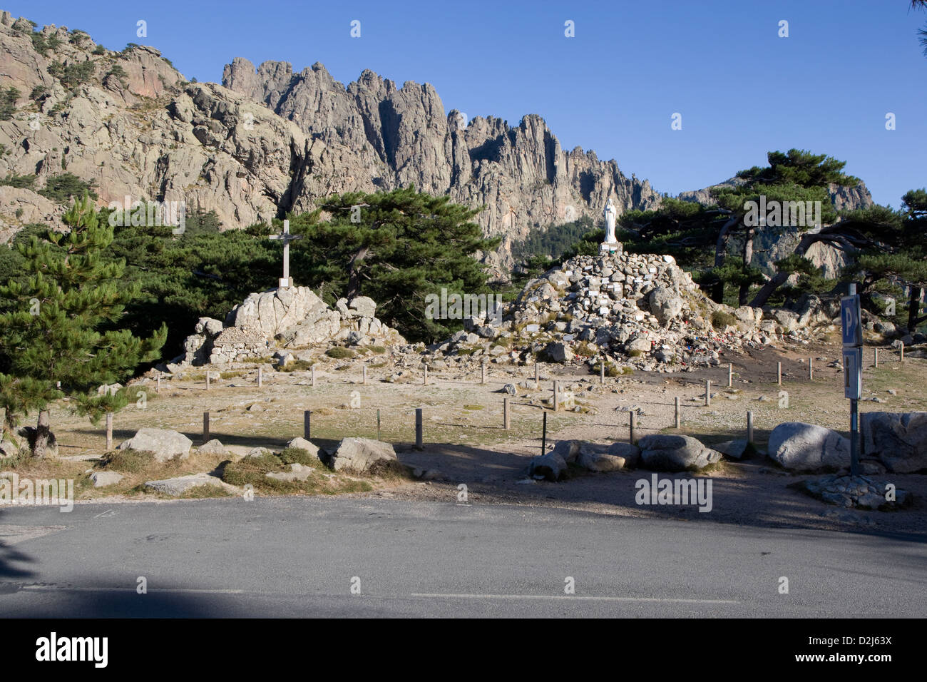 Korsika: Aiguilles de Bavella - weiß Madonna am Gipfel Stockfoto