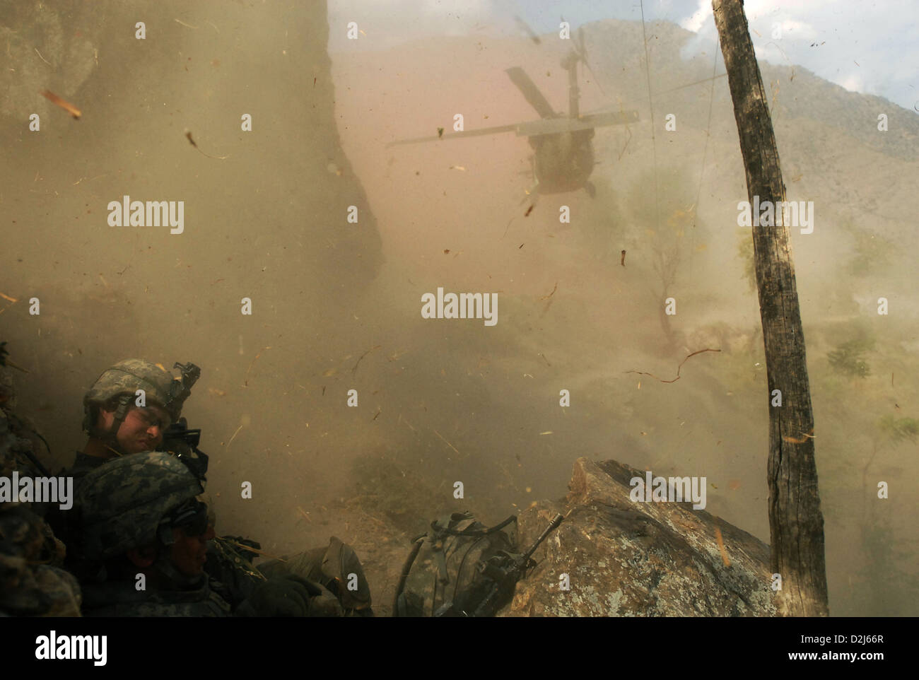 Ein US-Armee UH-61 Blackhawk Hubschrauber Tropfen Munition und Wasser für uns Soldaten nach einer dreistündigen Schießerei in der Provinz Kunar, Afghanistan Waterpur Tal 3. November 2009. Stockfoto