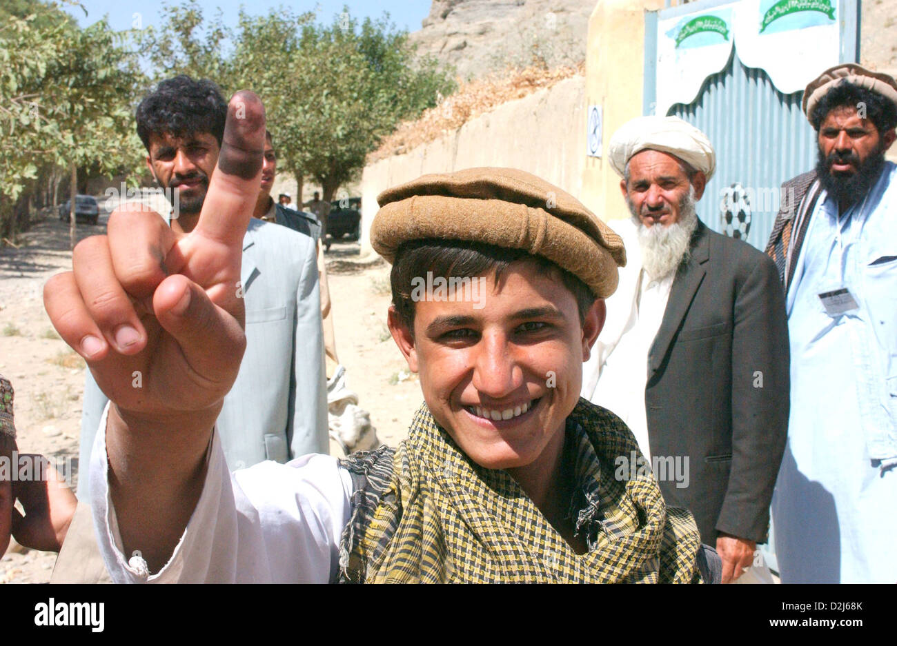 Ein afghanischen Wähler zeigt stolz seine Finger zeigen, dass er bei den ersten Parlamentswahlen in Afghanistan 18. September 2005 gestimmt hat. Stockfoto