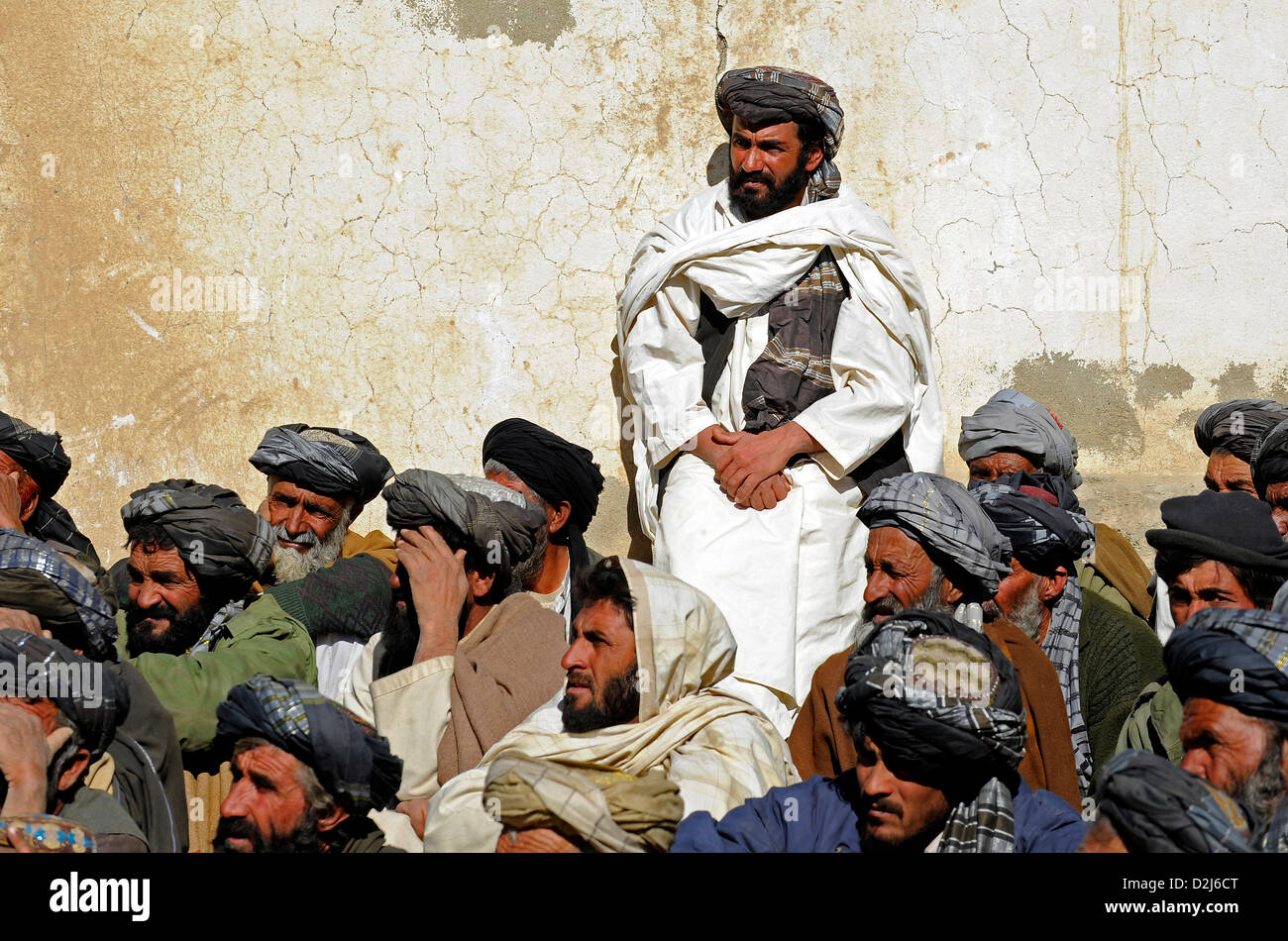 Afghanische ältesten hören während ein Asura oder Tagung 6. Januar 2011 in Shinkay Bezirk, Zabul Provinz, Afghanistan. Stockfoto