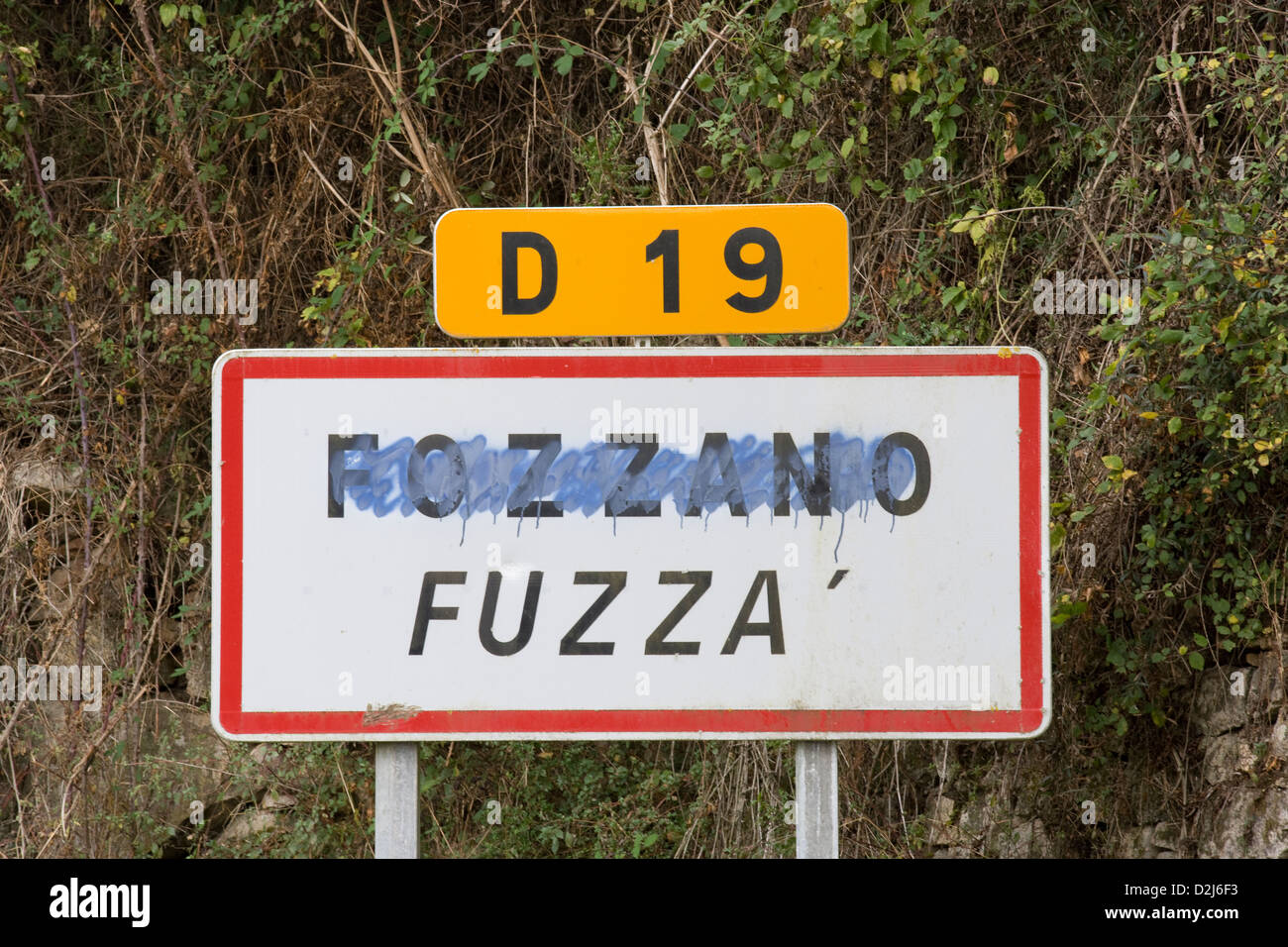 Korsika: Fozzano /Fuzza Zeichen Stockfoto