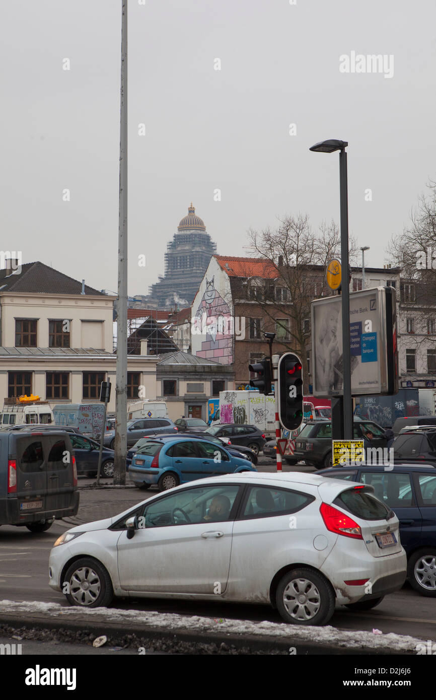 Verkehr am Boulevard du Midi, Brüssel, Belgien.  Ein Luftverschmutzung Höhepunkt der Alarmstufe 1 Smog wurde für Donnerstag, den 24. und Freitag, 25. Januar 2013, in der Hauptstadt Credit angekündigt: deadlyphoto.com / Alamy Live News Stockfoto