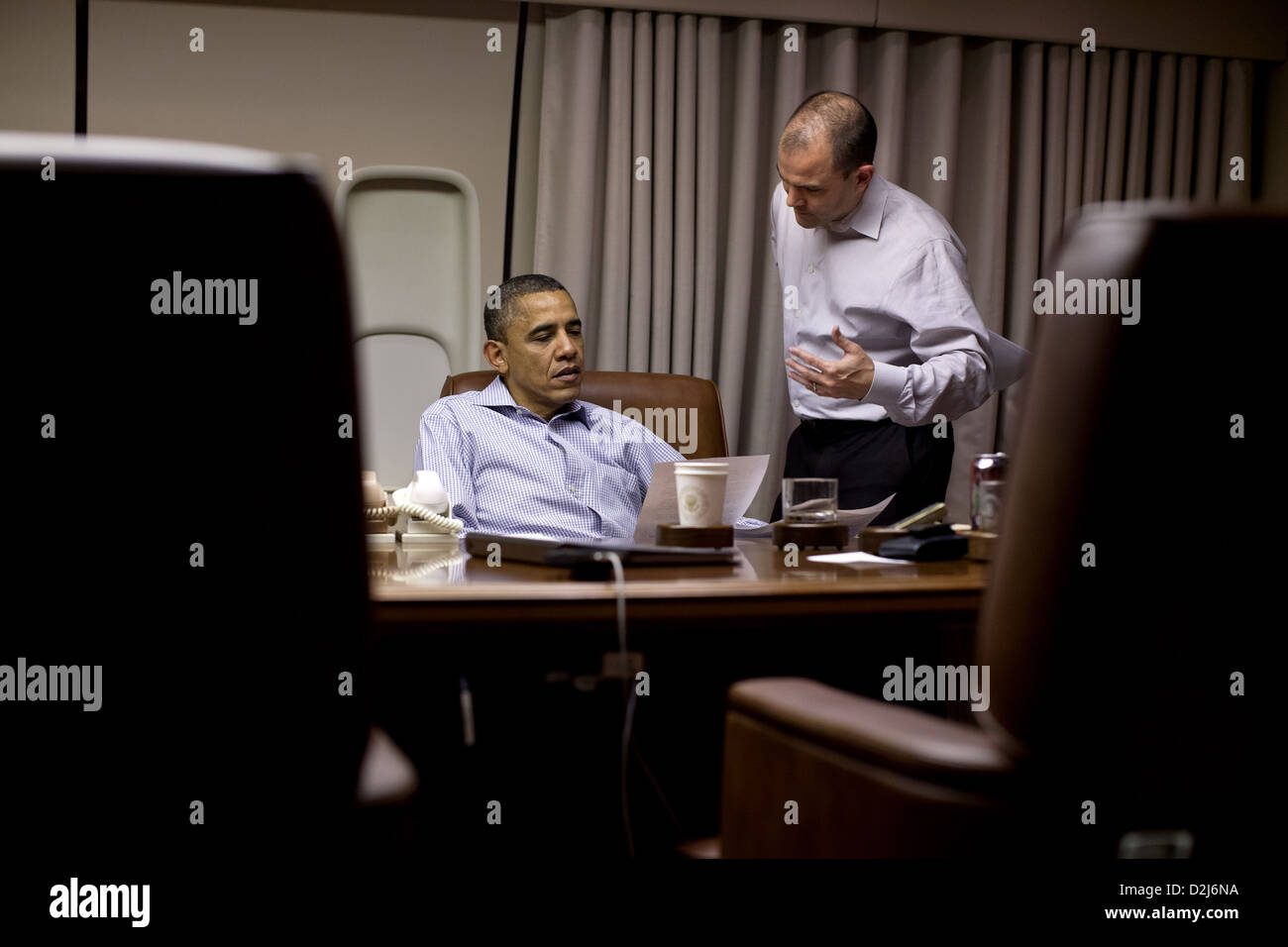 US-Präsident Barack Obama arbeitet in seiner Ansprache an die Nation mit Ben Rhodes, stellvertretender nationaler Sicherheitsberater für strategische Kommunikation an Bord der Air Force One vor Landung 1, Mai 2012 in Afghanistan. Stockfoto