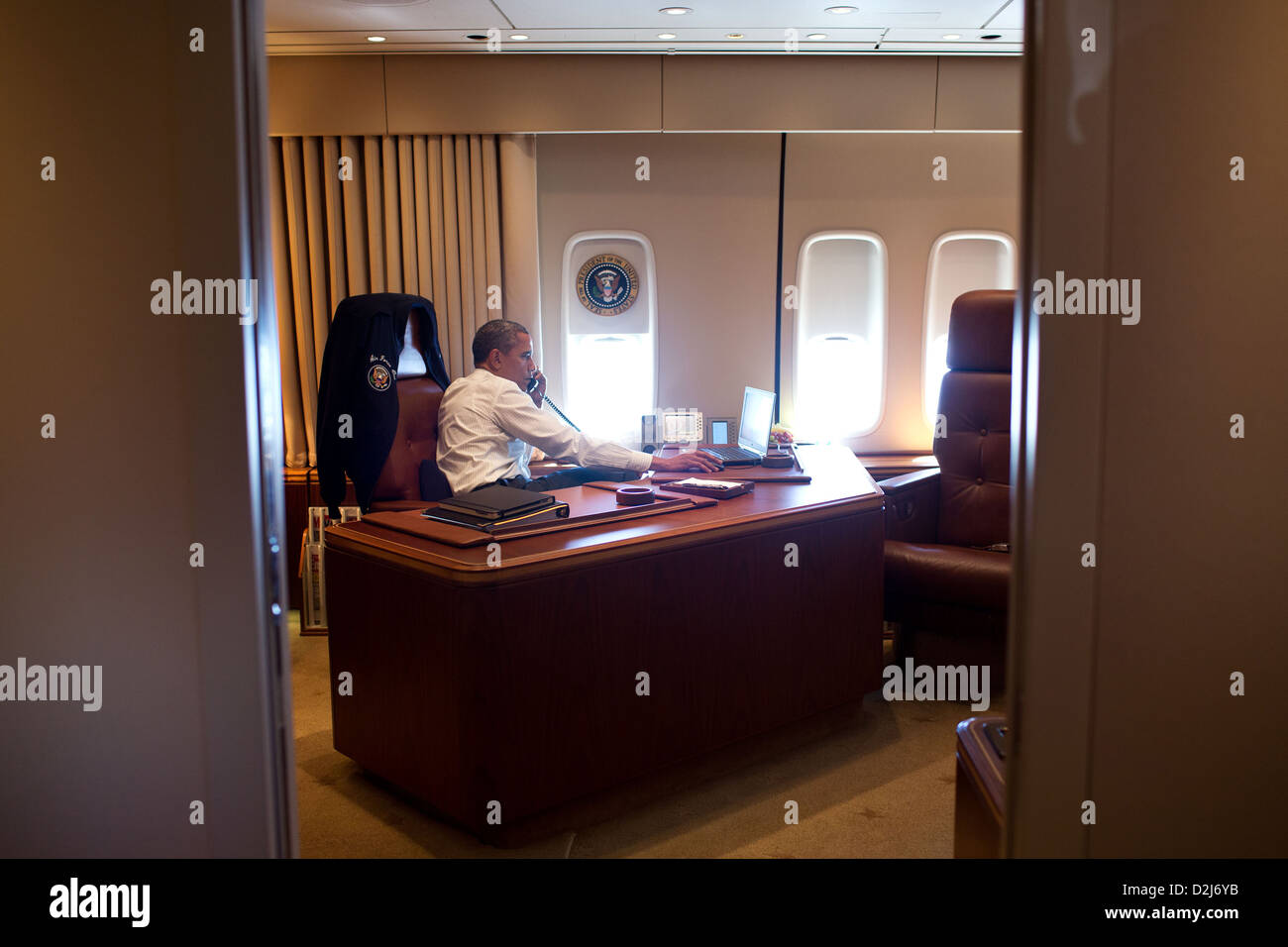 Präsident Barack Obama hält eine Telefonkonferenz mit Beratern an Bord der Air Force One auf einem Flug nach Portland, Oregon 24. Juli 2012. Stockfoto