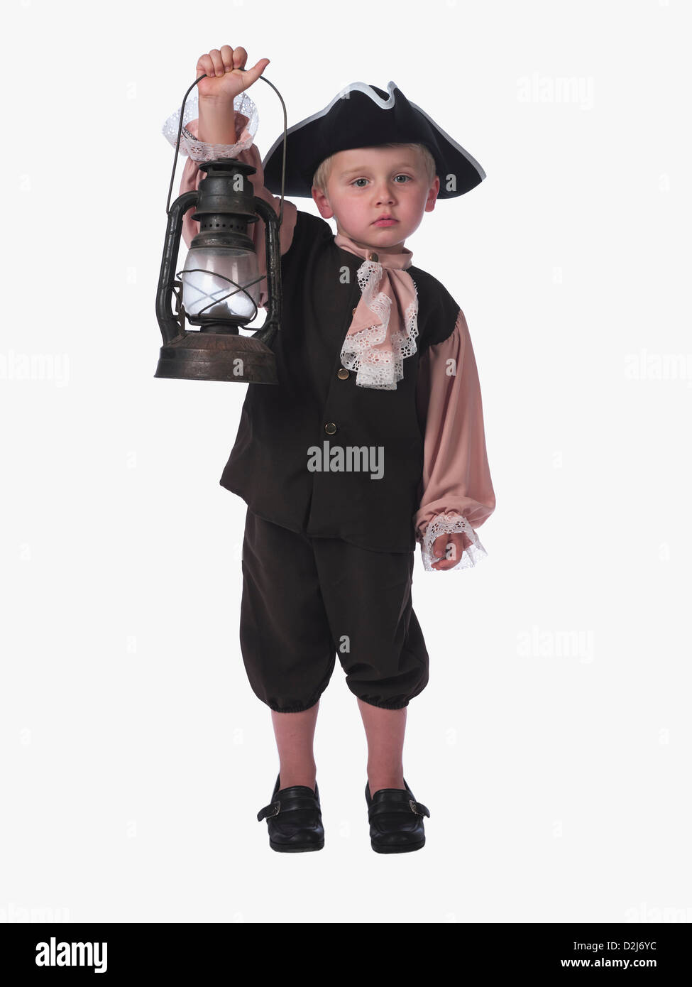 Kind in einem Piratenkostüm hält eine Laterne Stockfoto