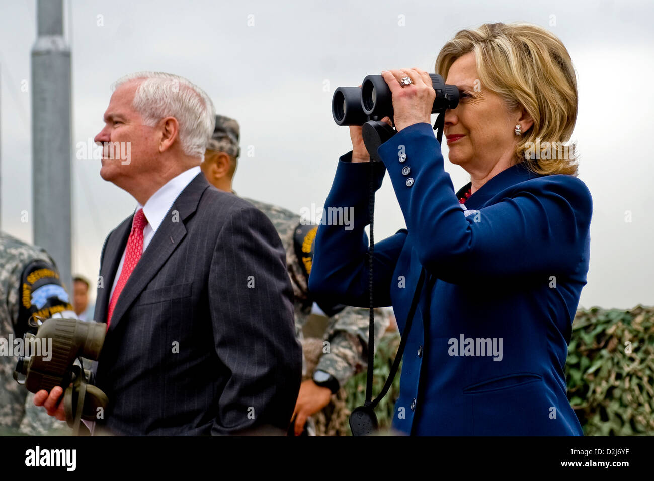 US-Außenministerin Hillary Clinton und Verteidigungsminister Robert Gates Blick auf Nordkorea Beobachtung Punkt Ouellette bei einem Rundgang durch die demilitarisierte Zone in Korea 21. Juli 2010. Stockfoto US-Außenministerin Hillary Clinton und Verteidigungsminister Robert Gates Blick auf Nordkorea Beobachtung Punkt Ouellette bei einem Rundgang durch die demilitarisierte Zone in Korea 21. Juli 2010. Stockfoto