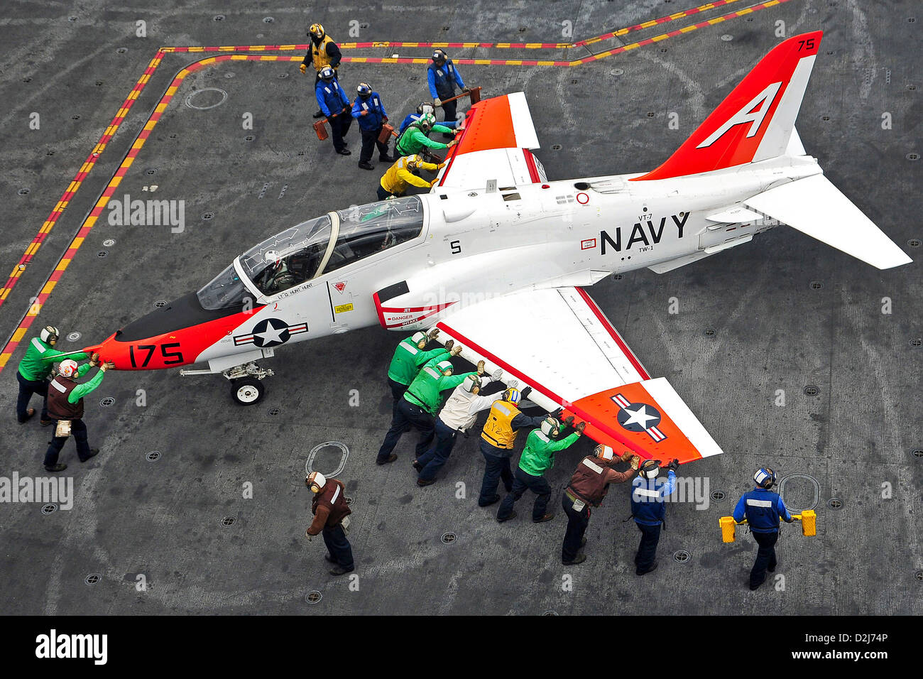 US Navy Matrosen zurückschieben eines T - 45C Goshawk Trainingsflugzeug auf dem Flugdeck des Flugzeugträgers USS Harry S. Truman 6. November 2012 im Atlantischen Ozean Stockfoto