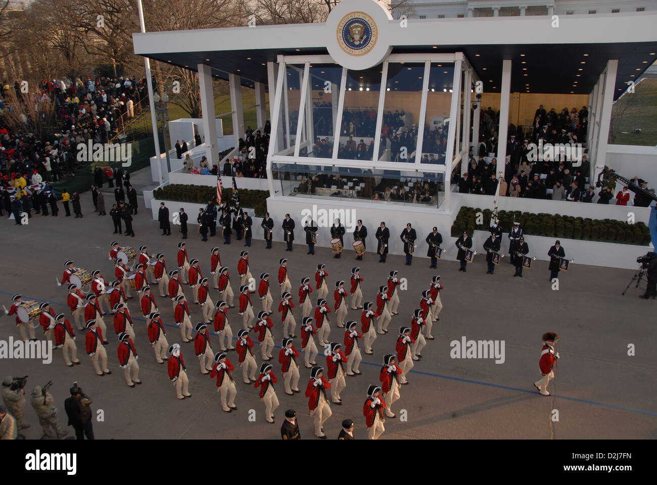Die Armee alte Garde Fife und Drum Corps Vorbeimarsch der Präsidentschaftswahlen Tribüne während der ersten Obama 2009 presidential inaugural-Parade in Washington, DC 20. Januar 2009. Stockfoto