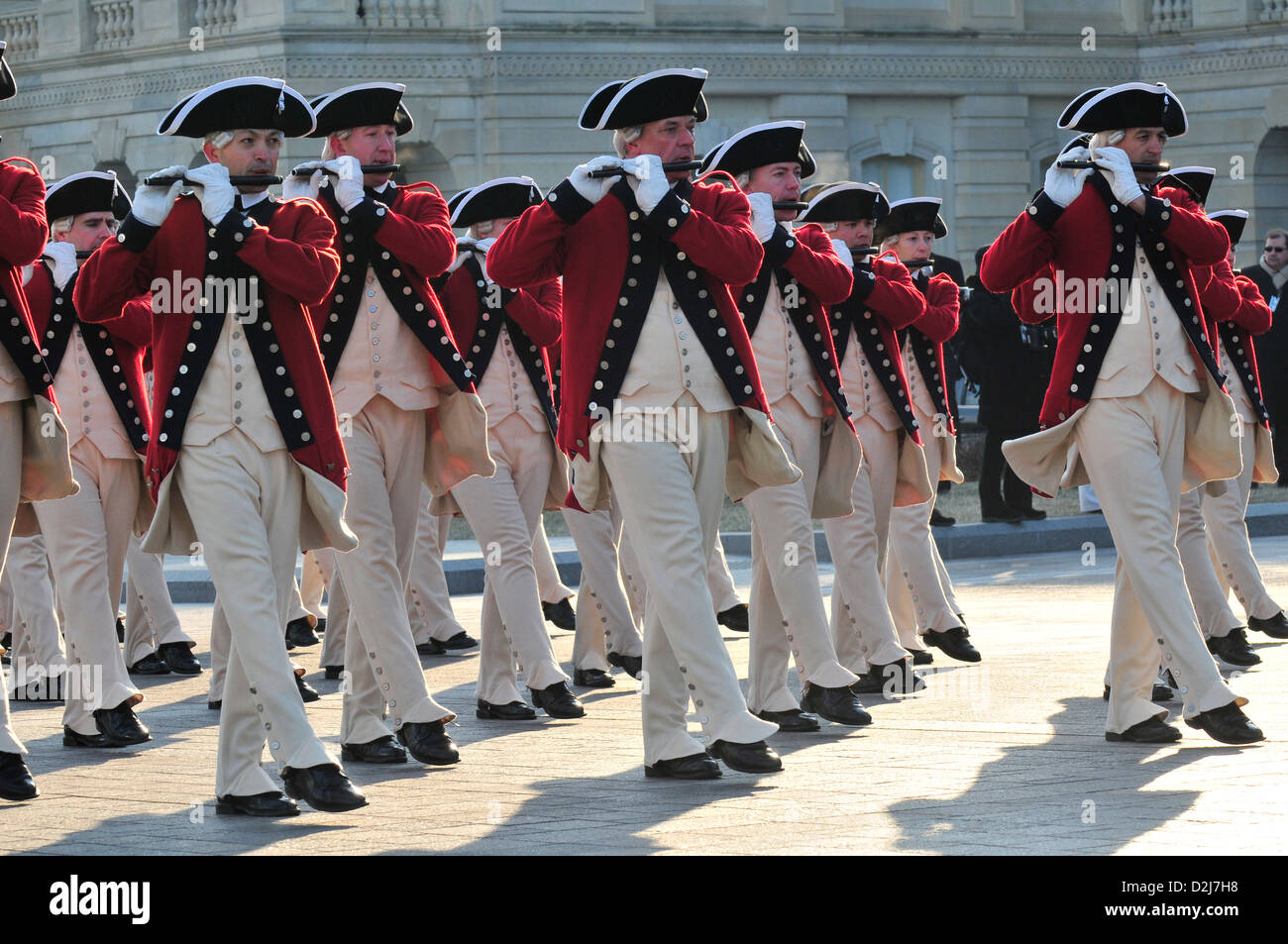 Alte Garde Fife und Drum Corps der US-Armee geht in Beitrag an der Ostfassade des US Capitol während der 56. Amtseinführung in Washington, DC am 20 Januar. 2009. Stockfoto