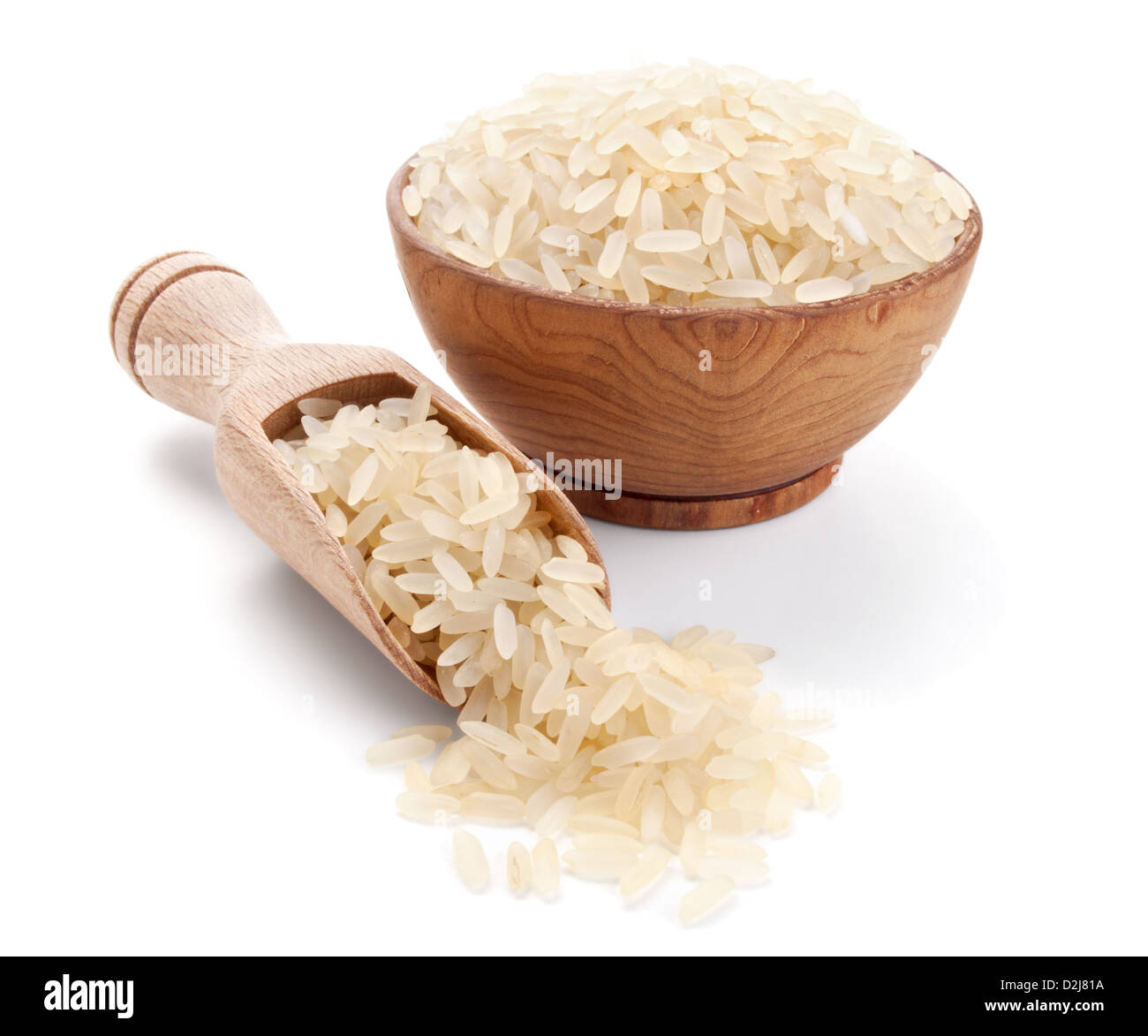 Parboiled-Reis in einer Holzschale isoliert auf weißem Hintergrund Stockfoto