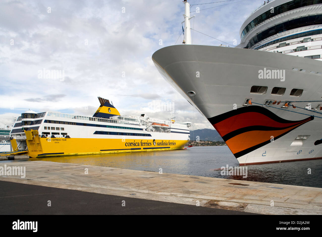 Corsica; Ajaccio-Hafen - Kreuzfahrtschiff Stockfoto