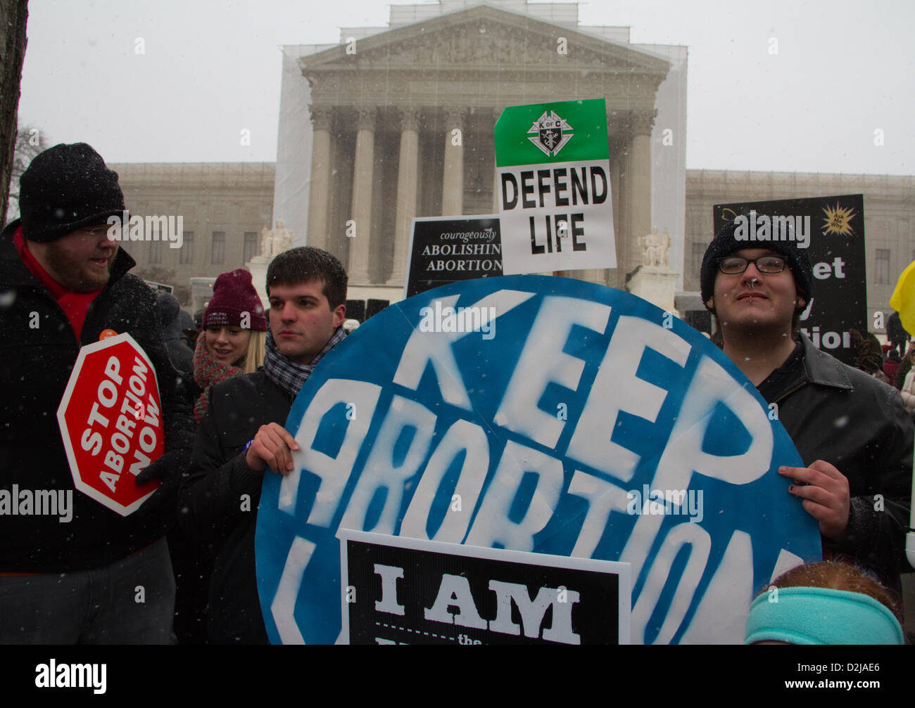 Washington DC, USA. 25. Januar 2013. Demonstranten trafen sich am Obersten Gerichtshof, Abtreibung der "Marsch für das Leben"-Kundgebung vom Freitag, 25. Januar 2013 in Washington DC zu protestieren. Die Rallye, statt die gleiche Woche wie den 40. Jahrestag der Supreme Court Entscheidung Roe v. Wade die Abtreibung legalisiert wurde erwartet Hunderttausende. Bildnachweis: PixelPro / Alamy Live News Stockfoto
