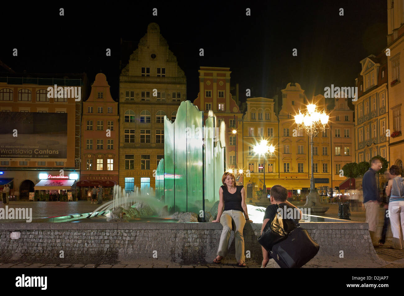 Wroclaw, Polen, der Brunnen auf dem Marktplatz (Rynek) am Abend Stockfoto