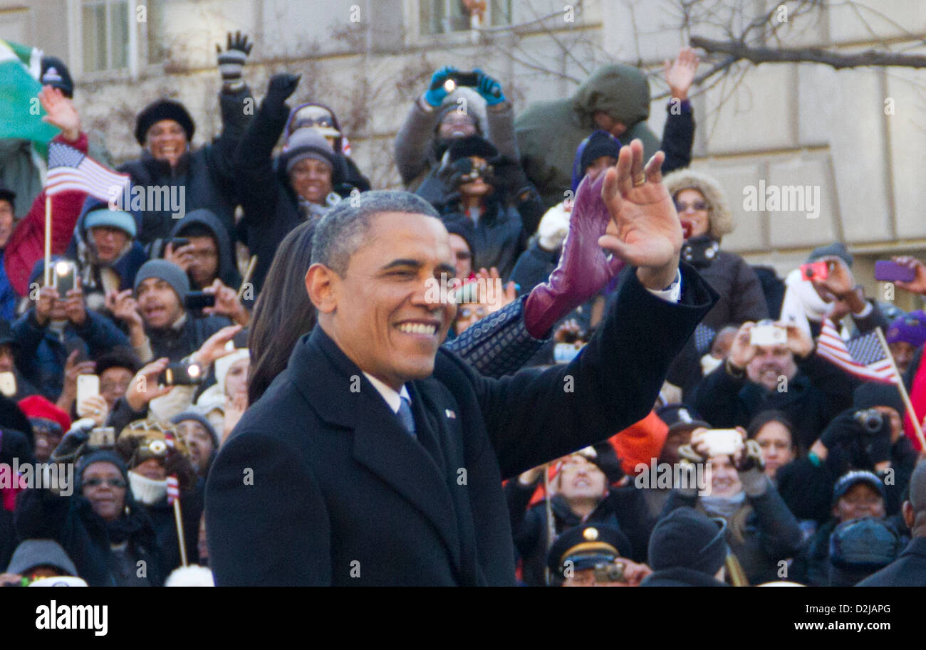 Präsident Barak Obama und First Lady Michelle Fuß während der konstituierenden Parade auf der Pennsylvania Avenue. Stockfoto
