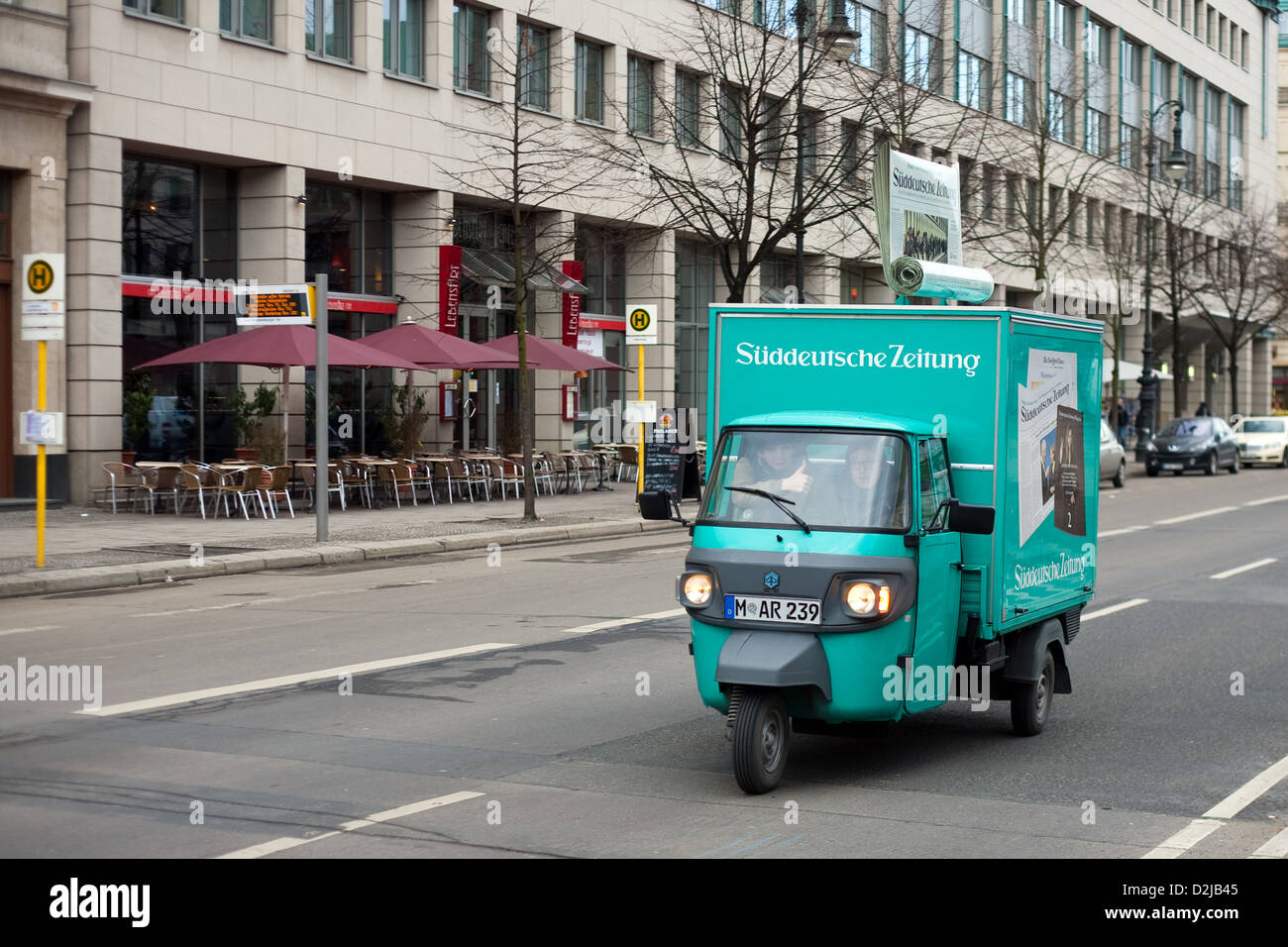 Berlin, Deutschland, Süddeutsche Zeitung Werbung auf einem Piaggio Stockfoto