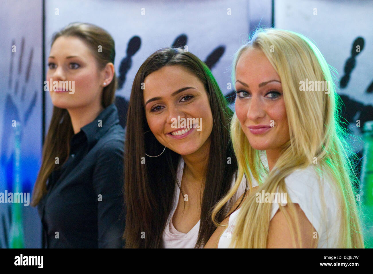 Berlin, Deutschland, junge Frauen-Verrückter Freitag Mitternacht Einkaufen - bei Saturn am Potsdamer Platz Stockfoto