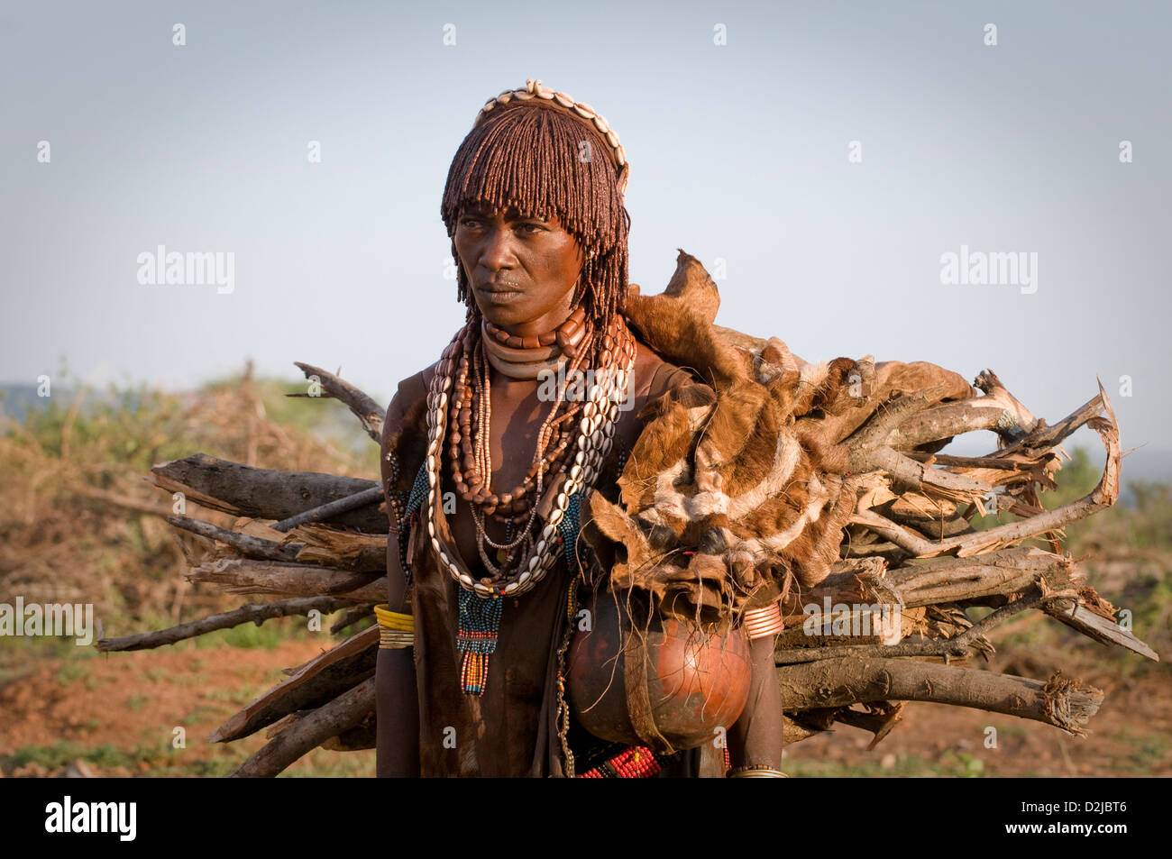 Hamar Frau mit Holz und Kürbisse-Close up Stockfoto