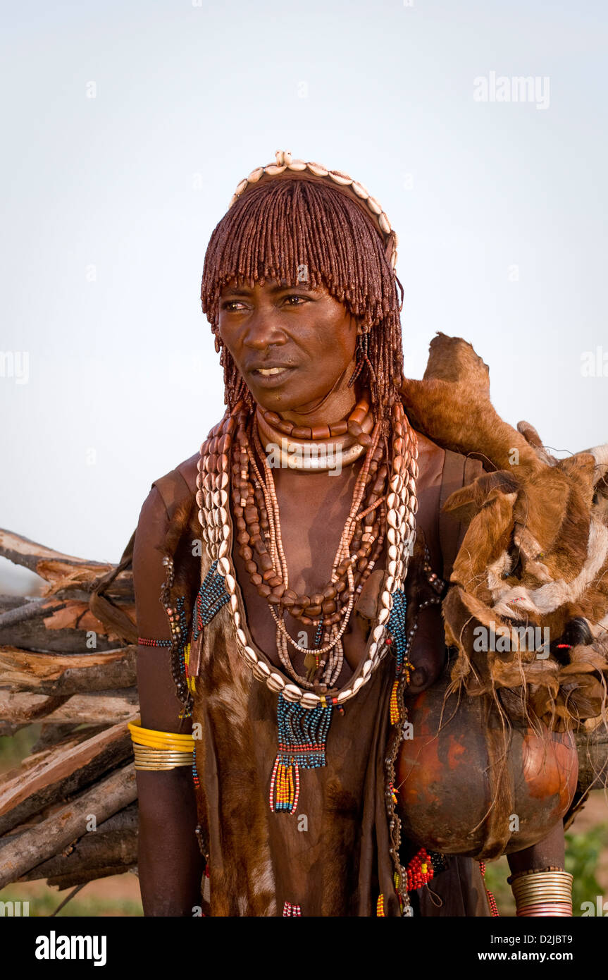 Hamar Frau mit Holz und Kürbisse-Close up Stockfoto