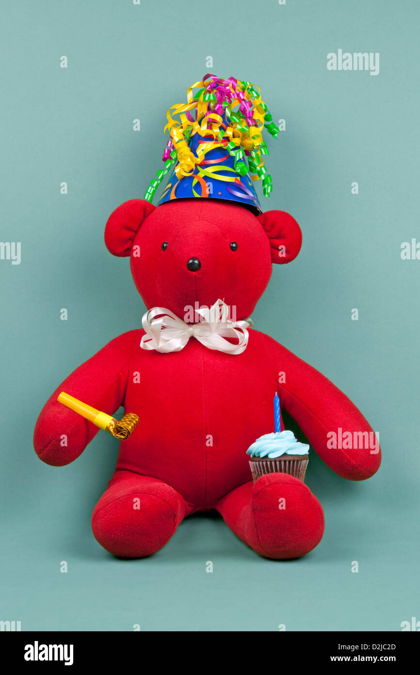 Roter Teddybär enthüllt geheime Identität als ein Partylöwe. Stockfoto