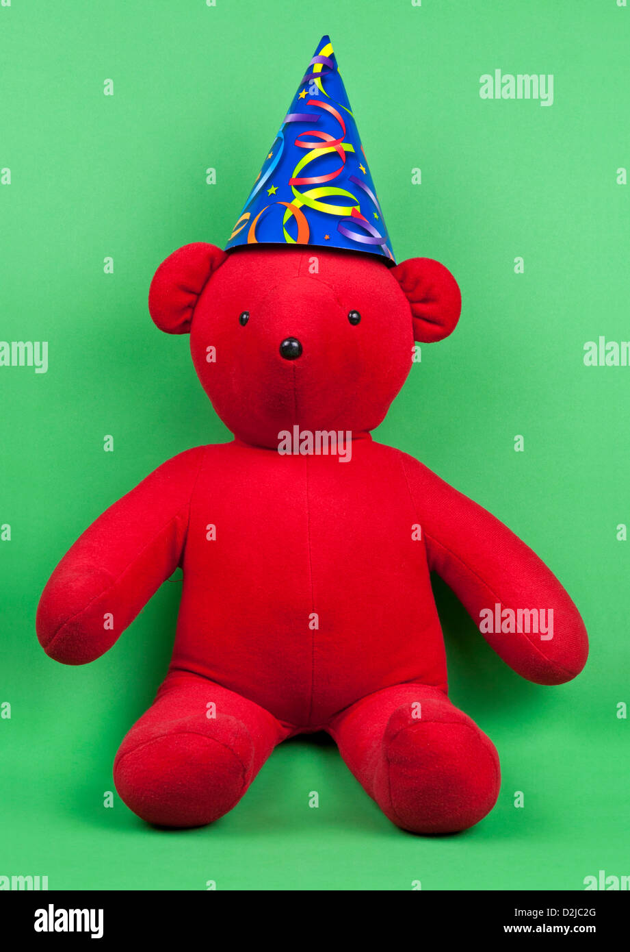 Roter Teddybär enthüllt geheime Identität als ein Partylöwe. Stockfoto
