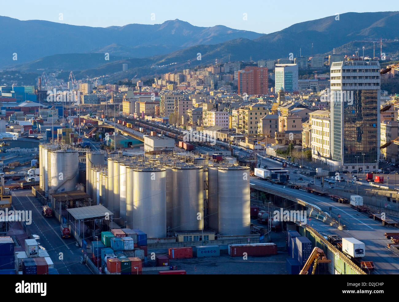 Genua, Italien, Silos für chemische Produkte in den Hafen von Genua Stockfoto