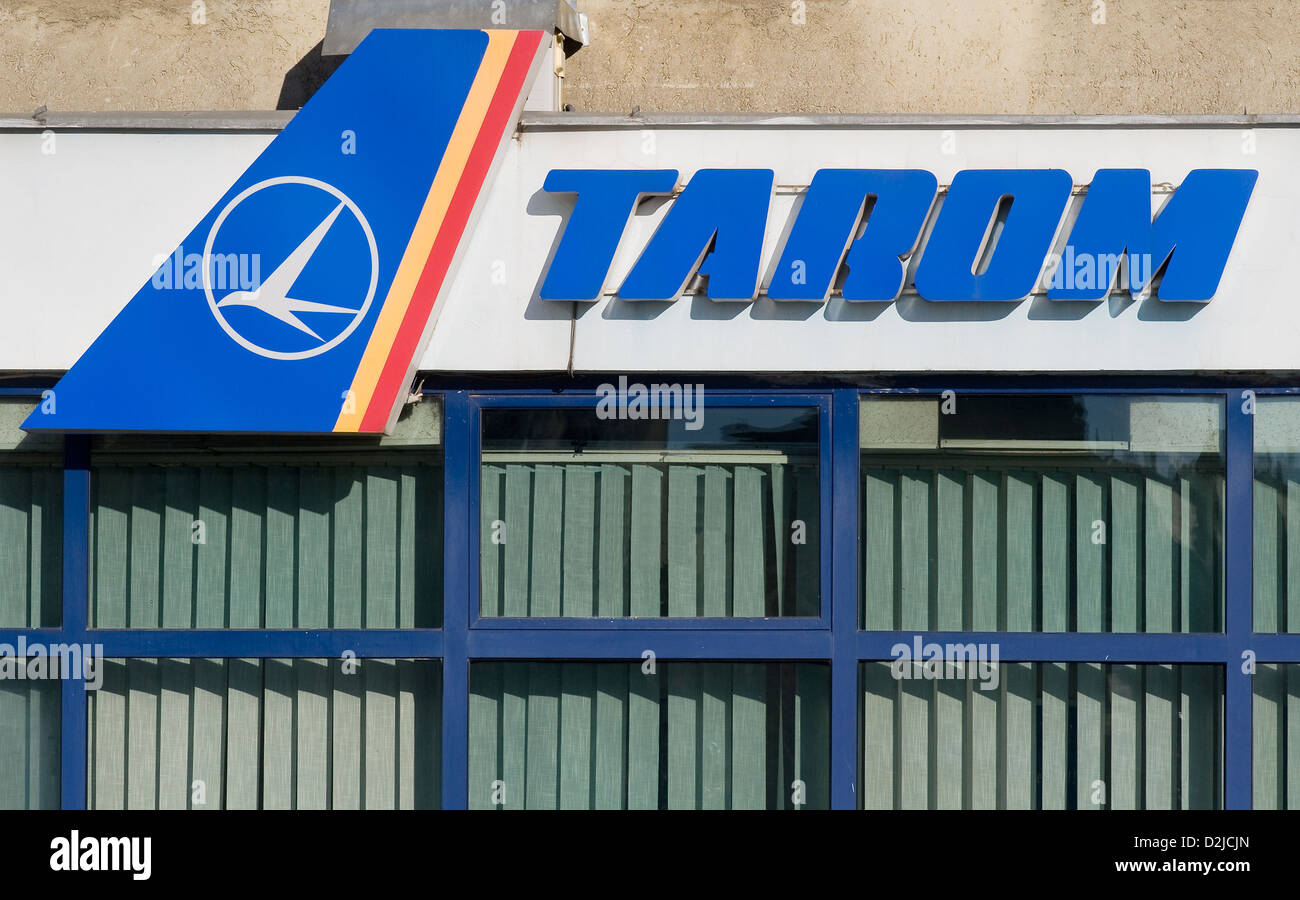 Oradea, Rumänien, Schriftzug und Logo der Fluggesellschaft Tarom Stockfoto