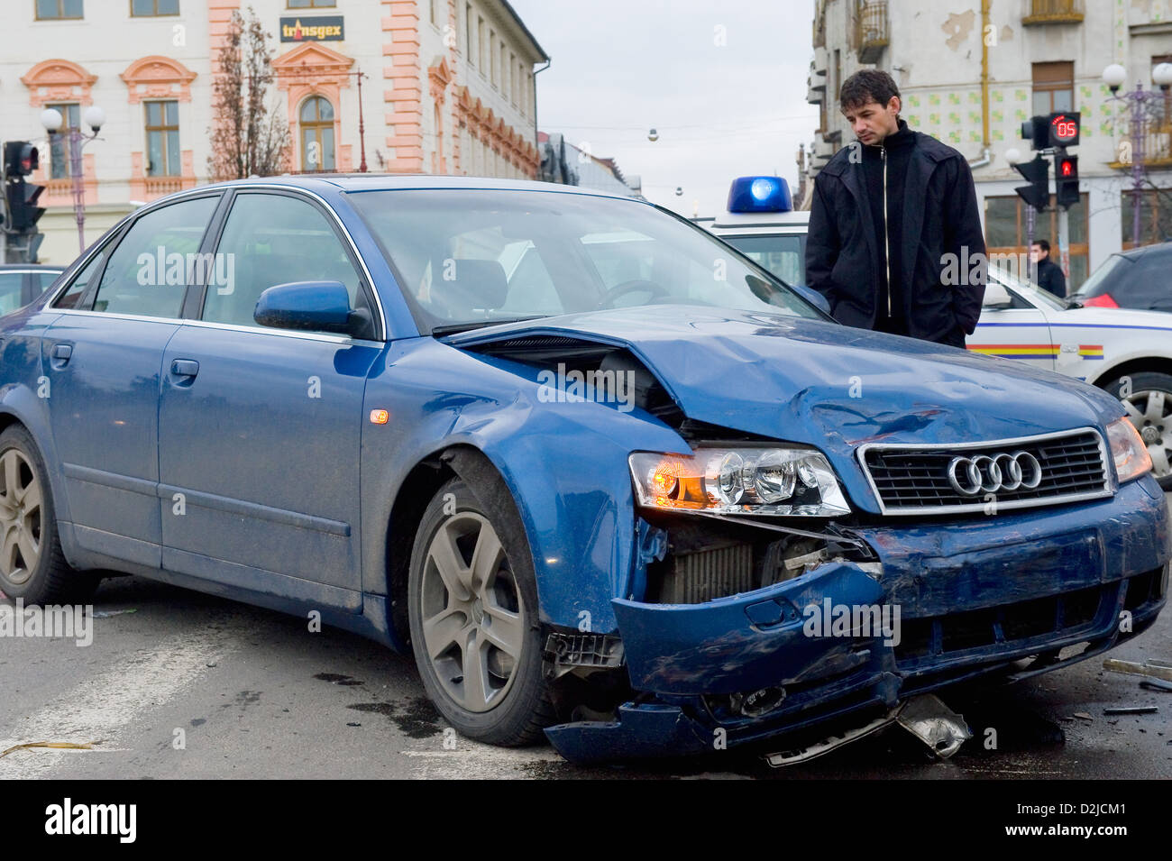 Oradea, Rumänien, steht ein Mann neben einem Autounfall Stockfoto