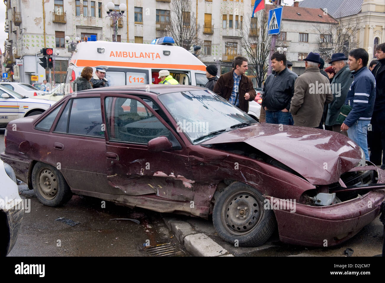 Oradea, Rumänien, Schaulustige am Unfallort Stockfoto