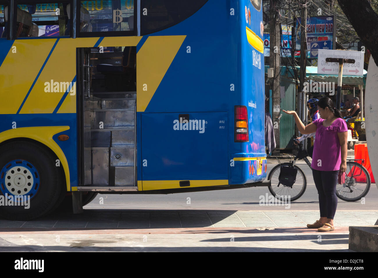 Dispatcher Parks öffentliche Bus in Thailand Stockfoto