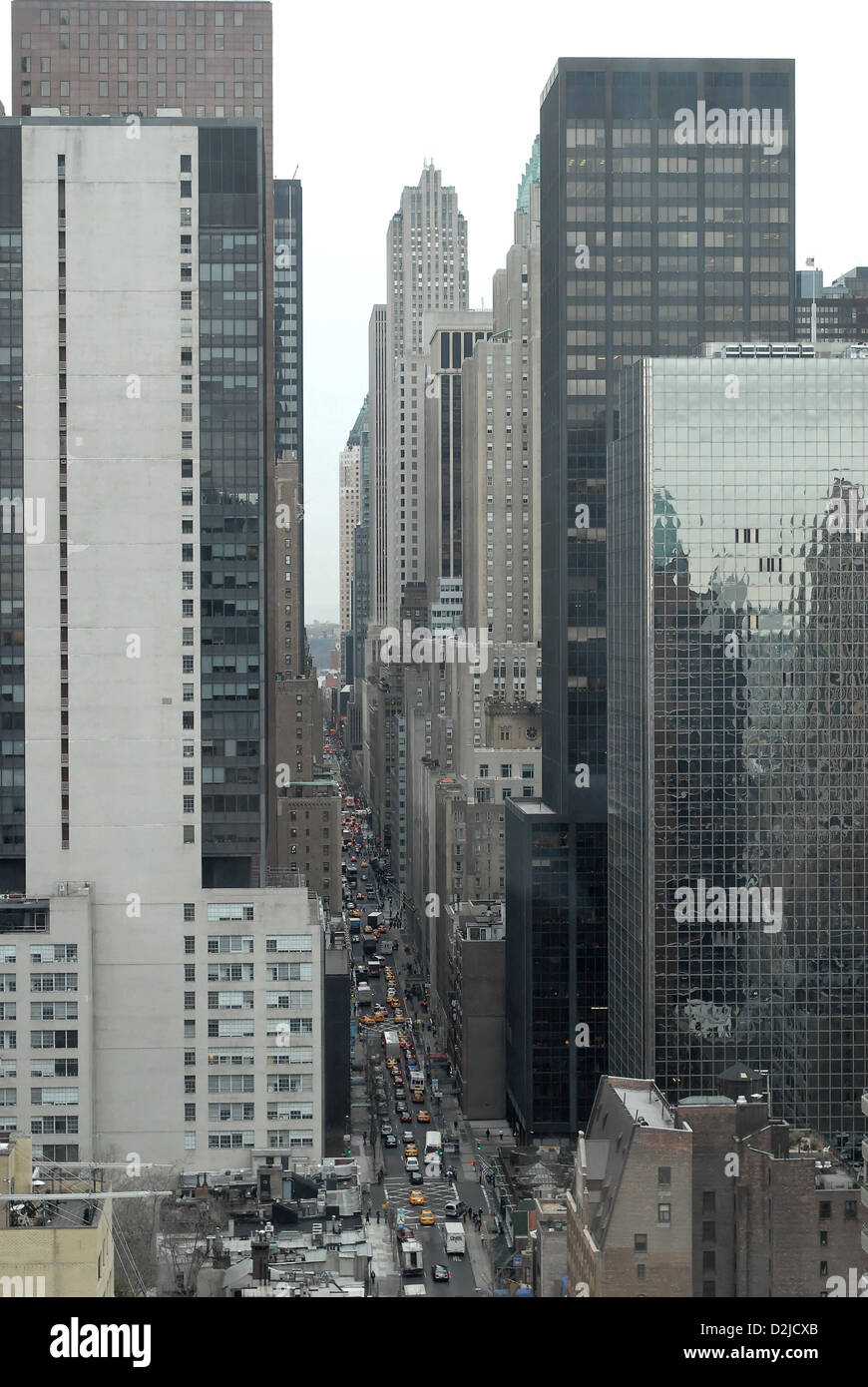 New York City, USA, Straßenschlucht mit Wolkenkratzern Stockfoto