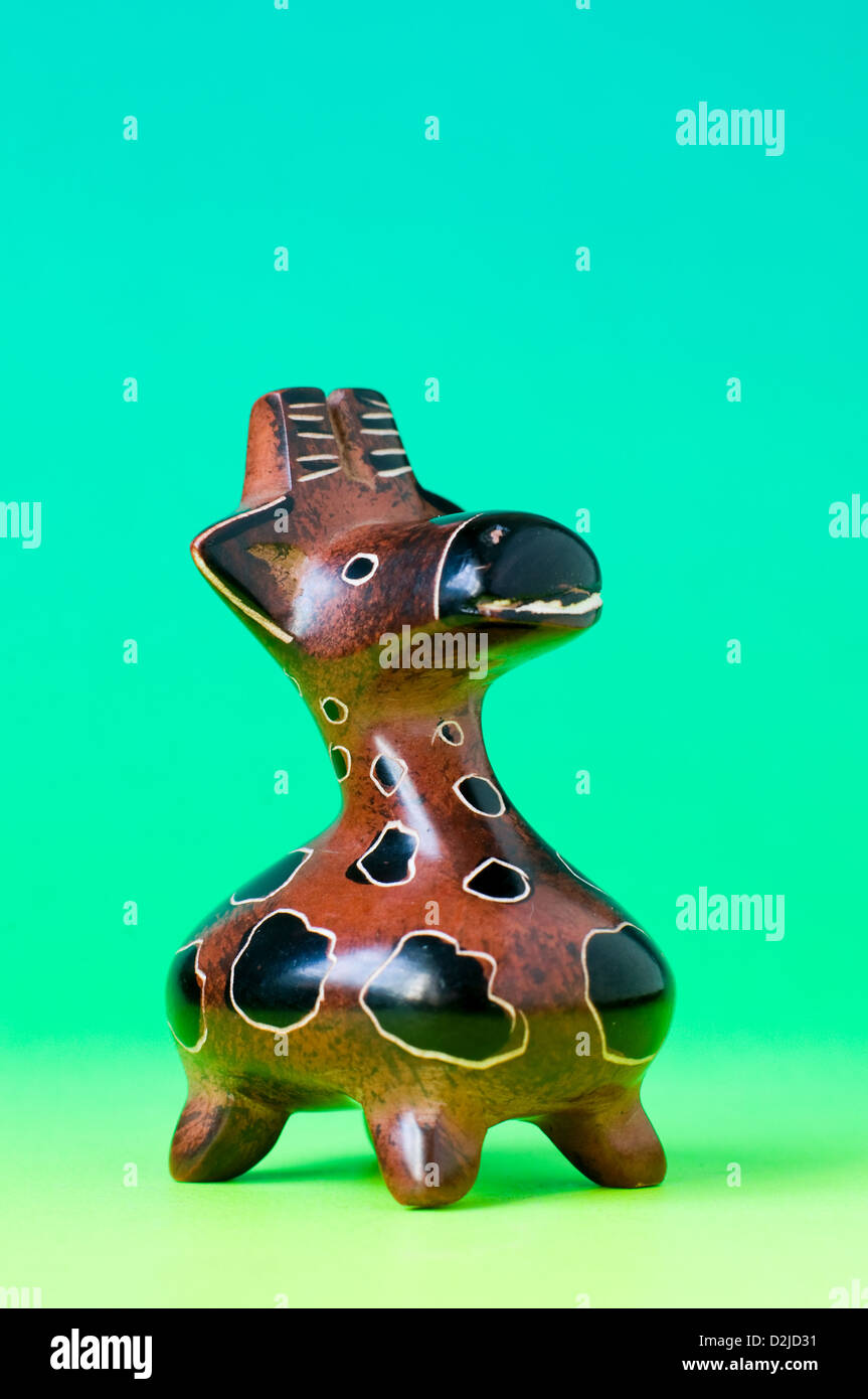 geschnitztes Miniatur-Speckstein-giraffe Stockfoto