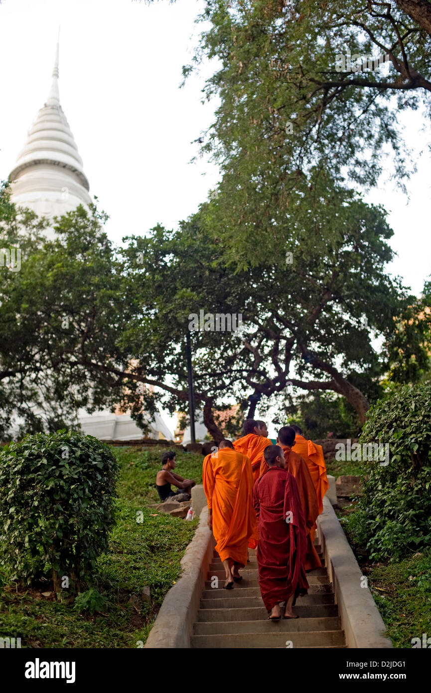 Phnom Penh, Kambodscha, buddhistische Mönche im Park am Wat Phnom Stockfoto