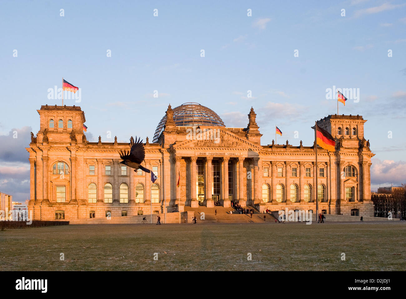 Berlin, Deutschland, ein Rabe auf der Flucht vor dem Reichstag im Abendlicht Stockfoto