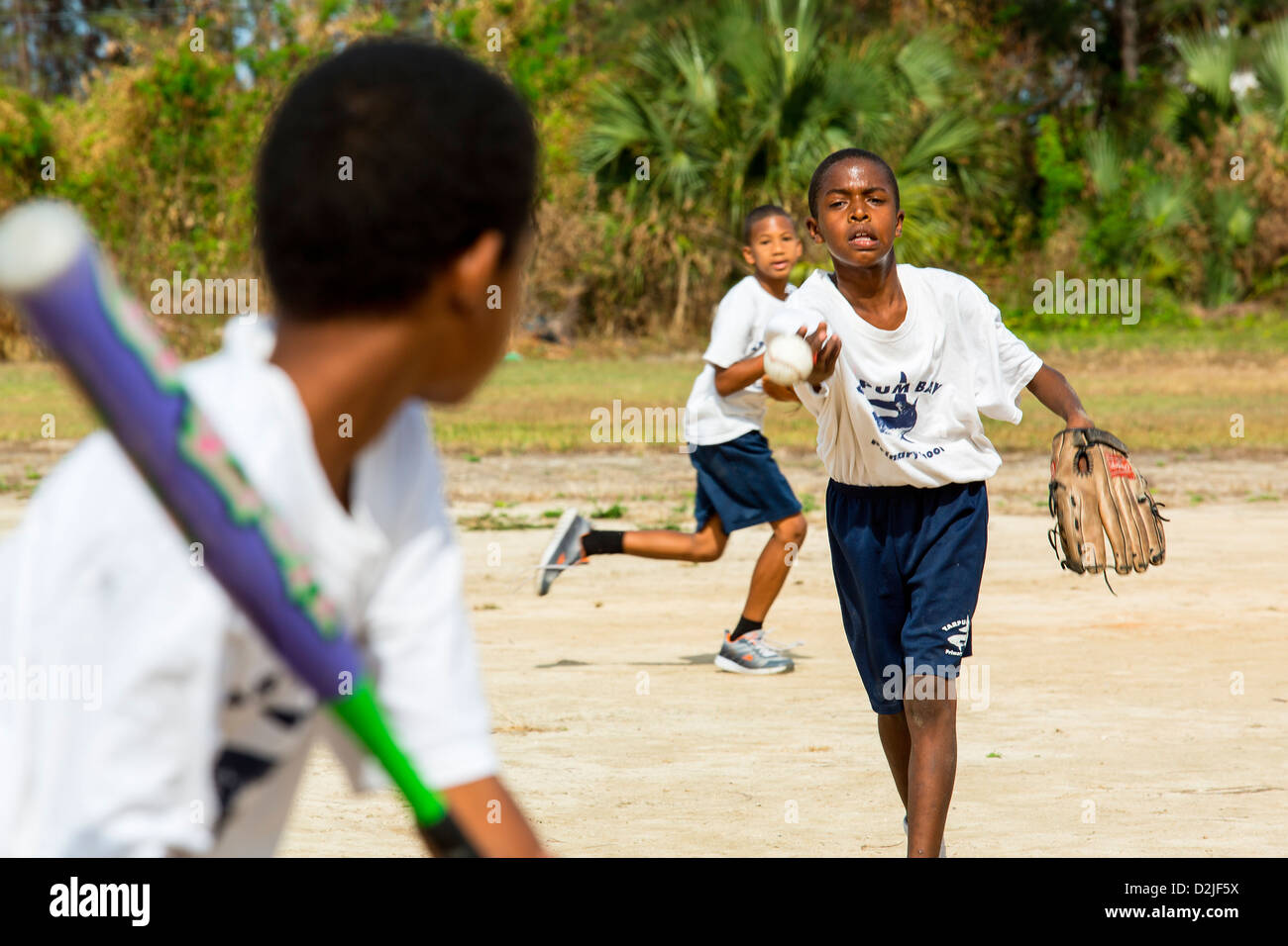 Bahamas, Eleuthera Insel, Tarpum Bay Village, Jungs spielen Baseball Stockfoto