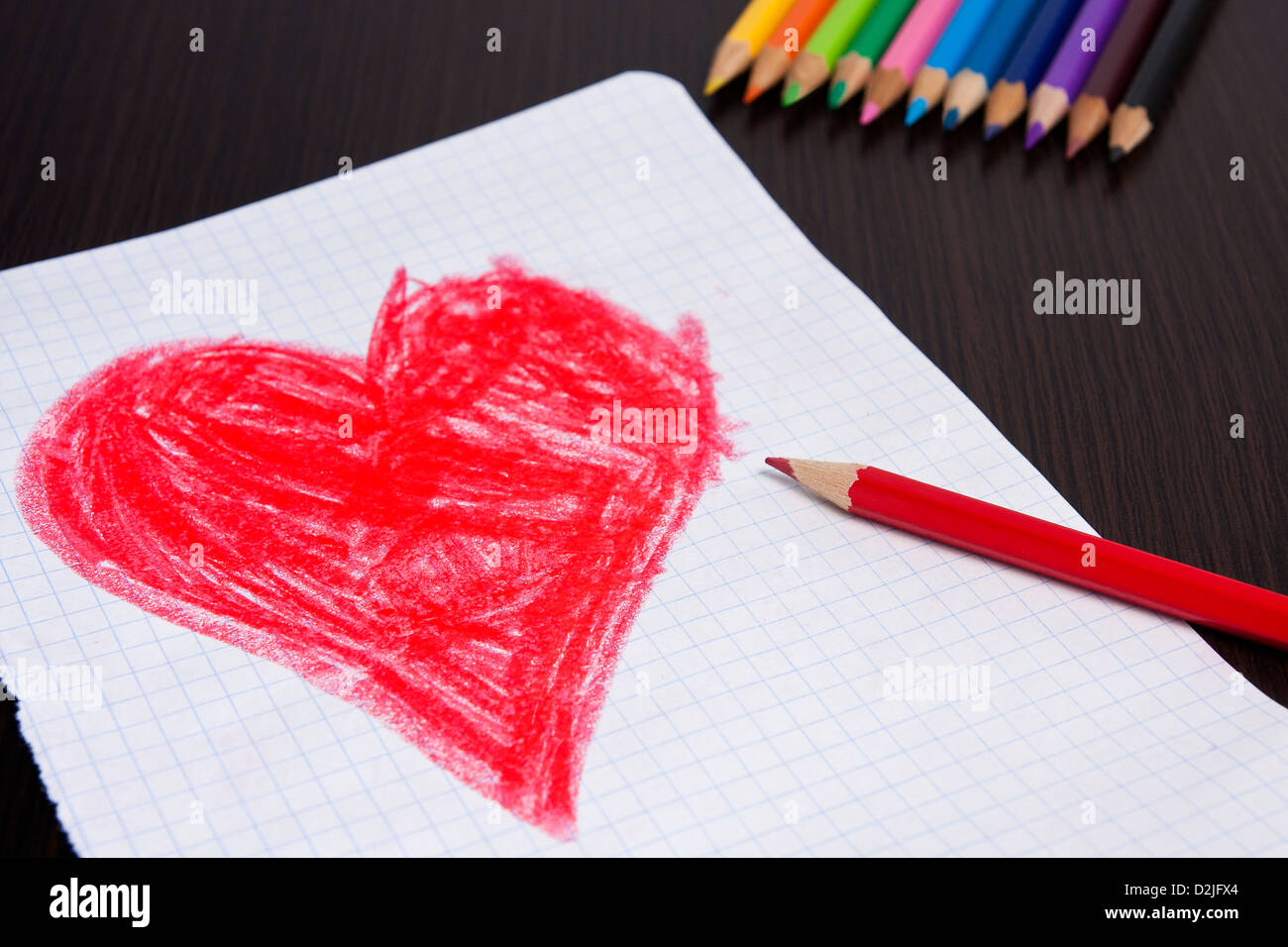 Zeichnung ein Herz und Buntstifte Stockfoto