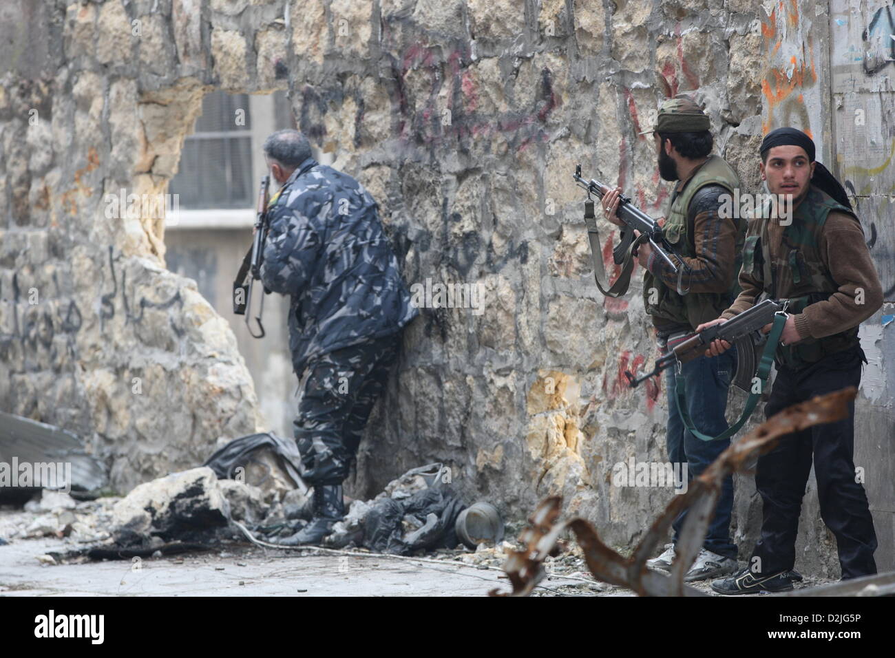 Aleppo, Syrien. 25. Januar 2013. Syrische Rebellen stehen neben einer Wand mit ihren Kalaschnikow-Sturmgewehre in Aleppo, Syrien, 25. Januar 2013. Foto: Thomas Rassloff / Alamy Live News Stockfoto