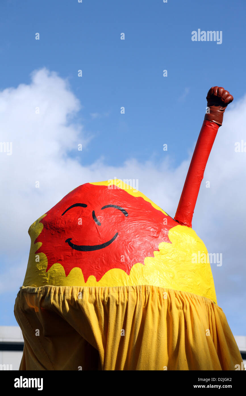 Berlin, Deutschland, mit dem Sonnensymbol der nuklearen Gegner mit Fäusten angehoben Stockfoto