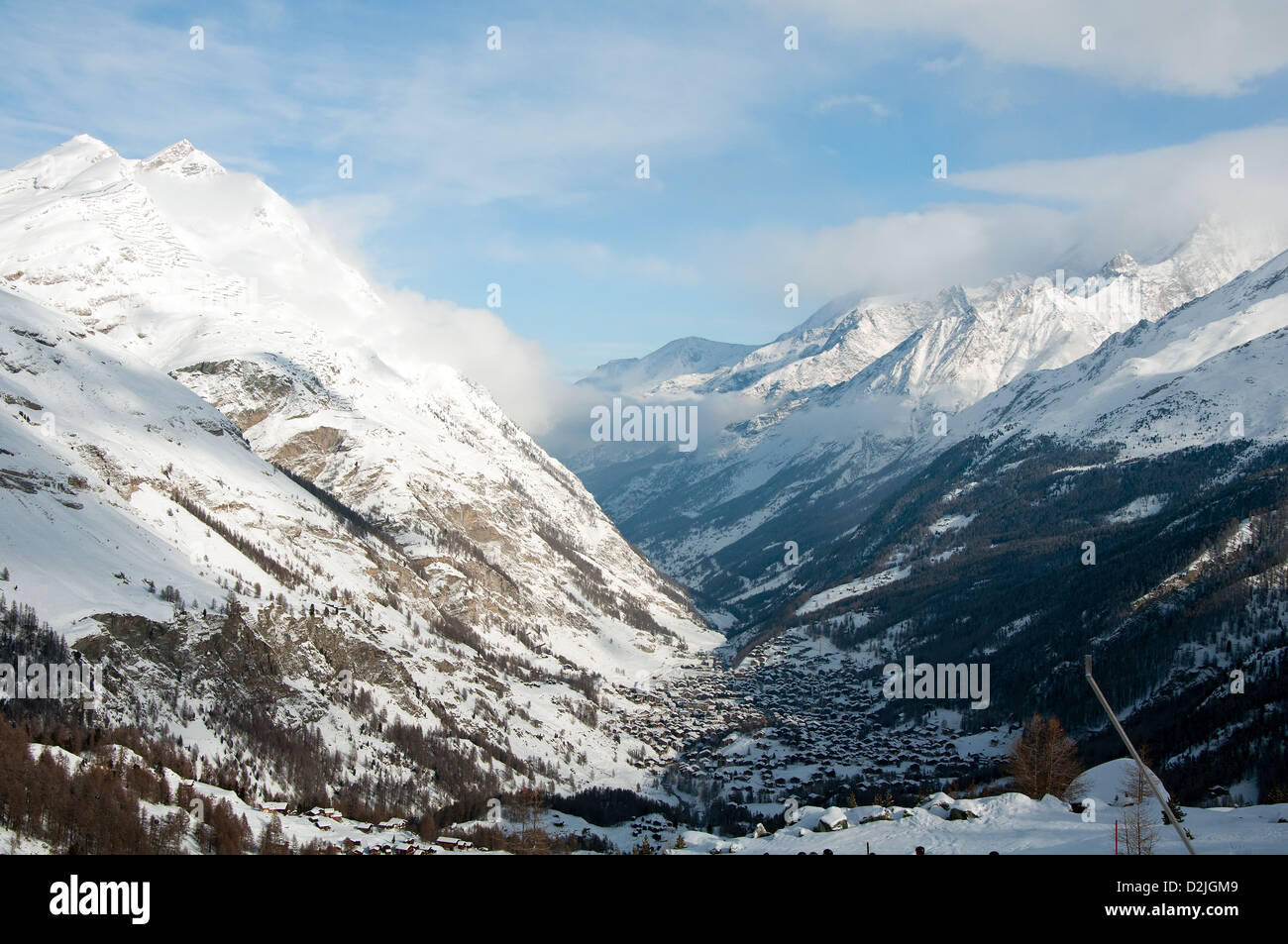 Schneebedeckte Häuser in Zermatt Ski resort Stockfoto