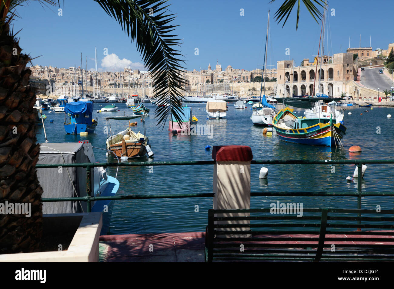 Kalkara ist am unteren Rand eines die Buchten des Grand Harbour, Malta. Blick auf Valletta, die Hauptstadt Stockfoto