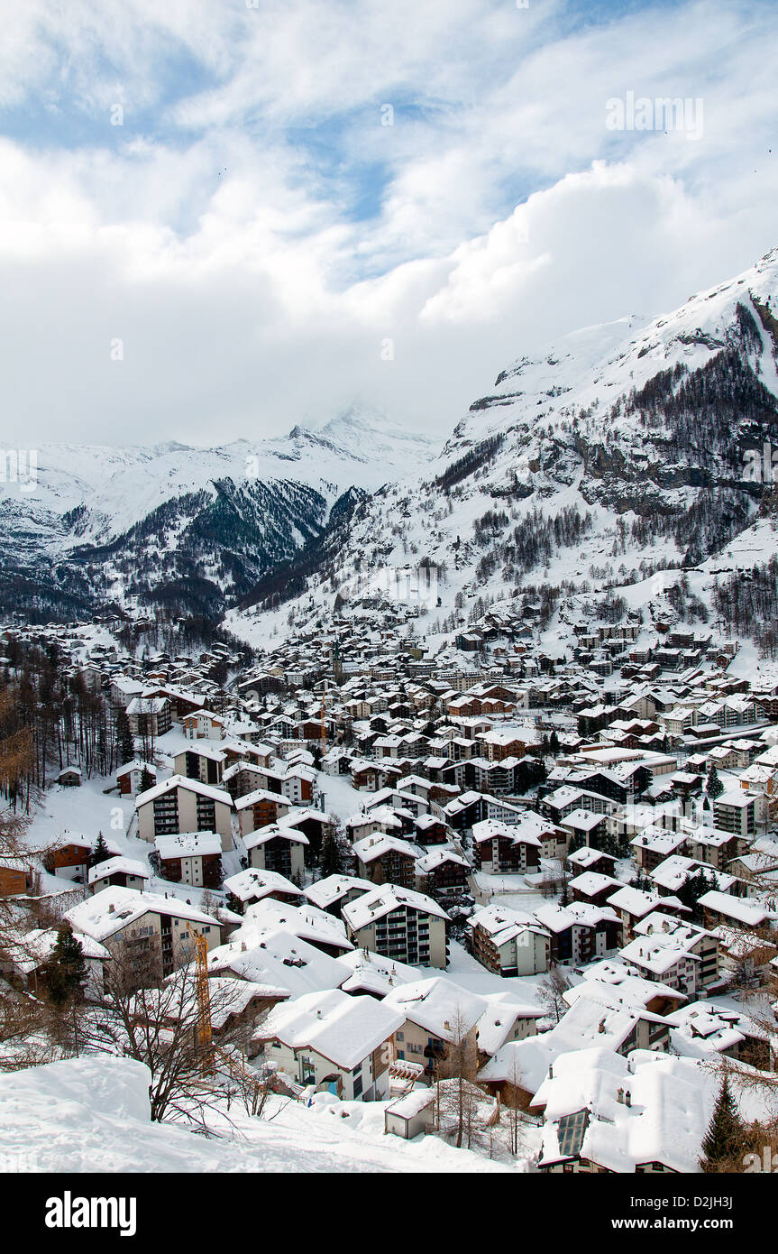 Mit Schnee bedeckt Häuser im Dorf Zermatt, Wallis, Schweiz. Stockfoto